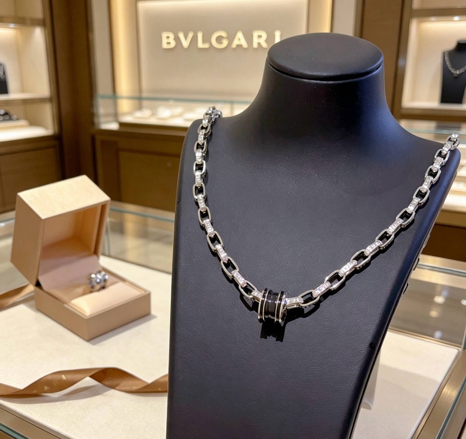 宝格丽项链V金材质。BVLGARI宝格丽 DIVAS‘ DREAM 系列 品相完美，细节无敌，那种独特的