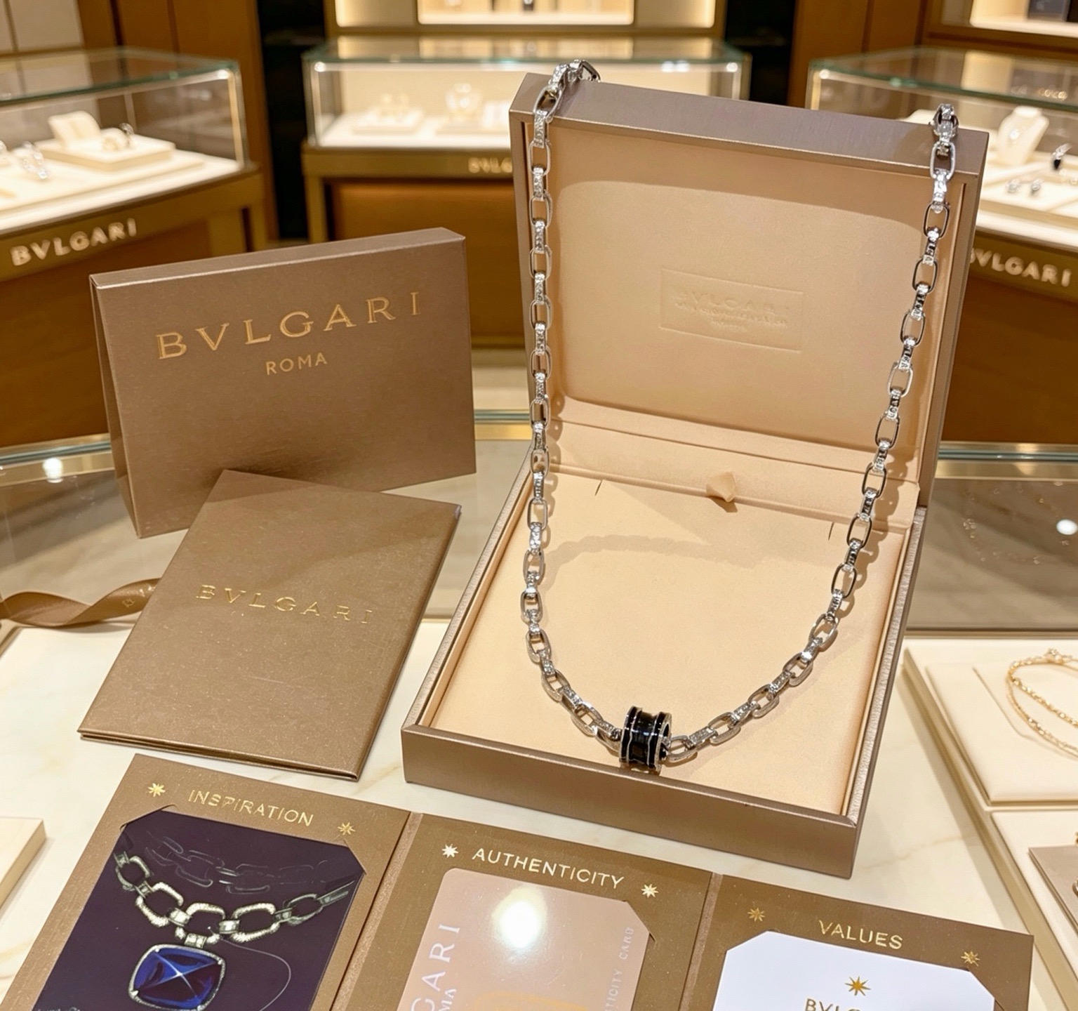 宝格丽项链V金材质。BVLGARI宝格丽 DIVAS‘ DREAM 系列 品相完美，细节无敌，那种独特的