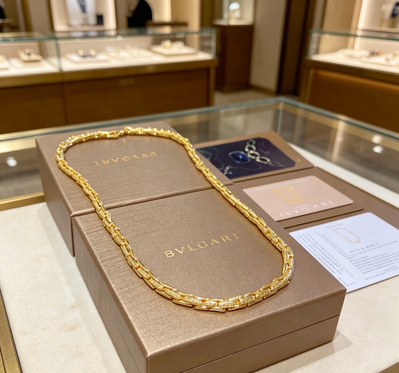 宝格丽项链V金材质。BVLGARI宝格丽 DIVAS‘ DREAM 系列 品相完美，细节无敌，那种独特的