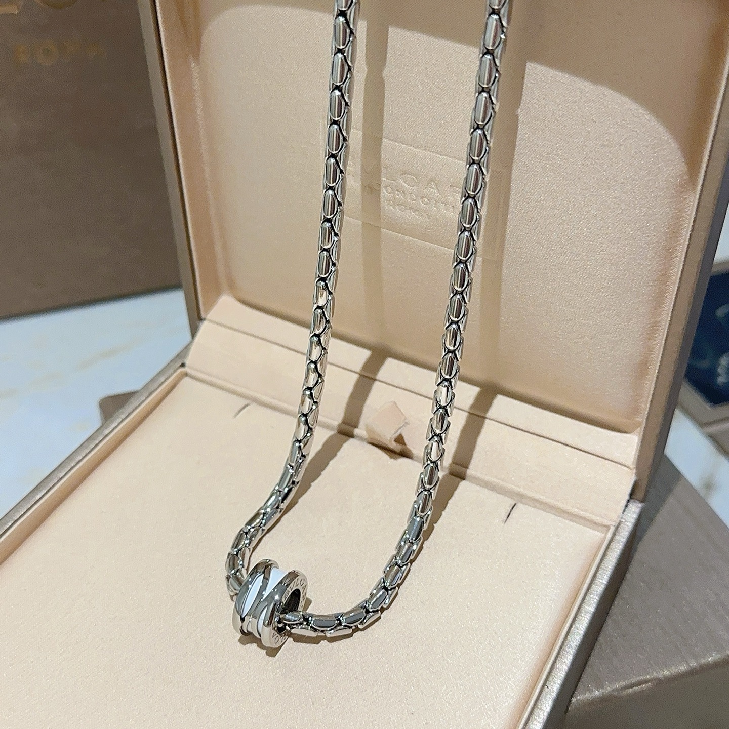 宝格丽项链V金材质 。BVLGARI宝格丽 DIVAS‘ DREAM 系列 品相完美，细节无敌，那种独特