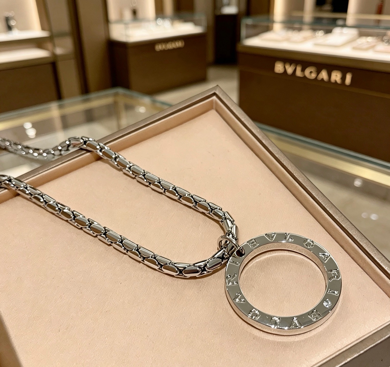 宝格丽项链V金材质 。BVLGARI宝格丽 DIVAS‘ DREAM 系列 品相完美，细节无敌，那种独特
