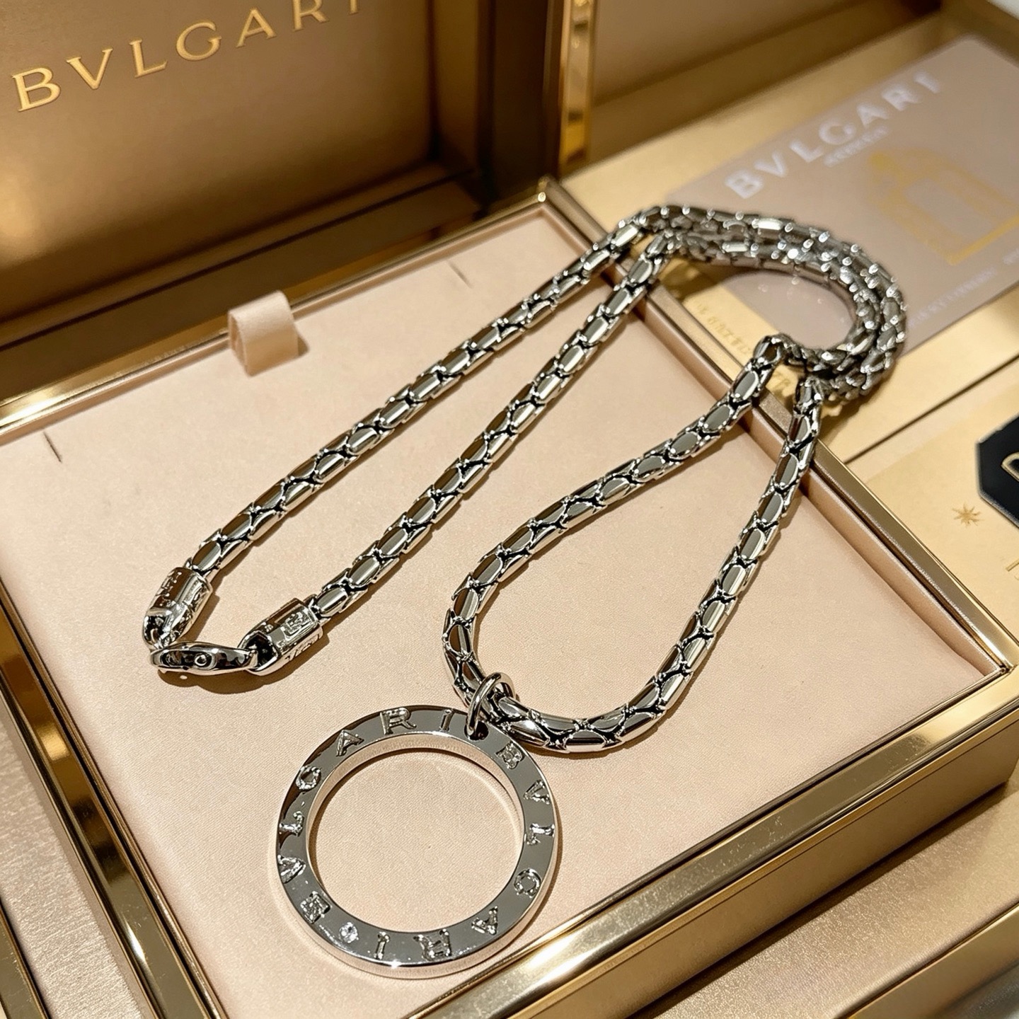 宝格丽项链V金材质 。BVLGARI宝格丽 DIVAS‘ DREAM 系列 品相完美，细节无敌，那种独特