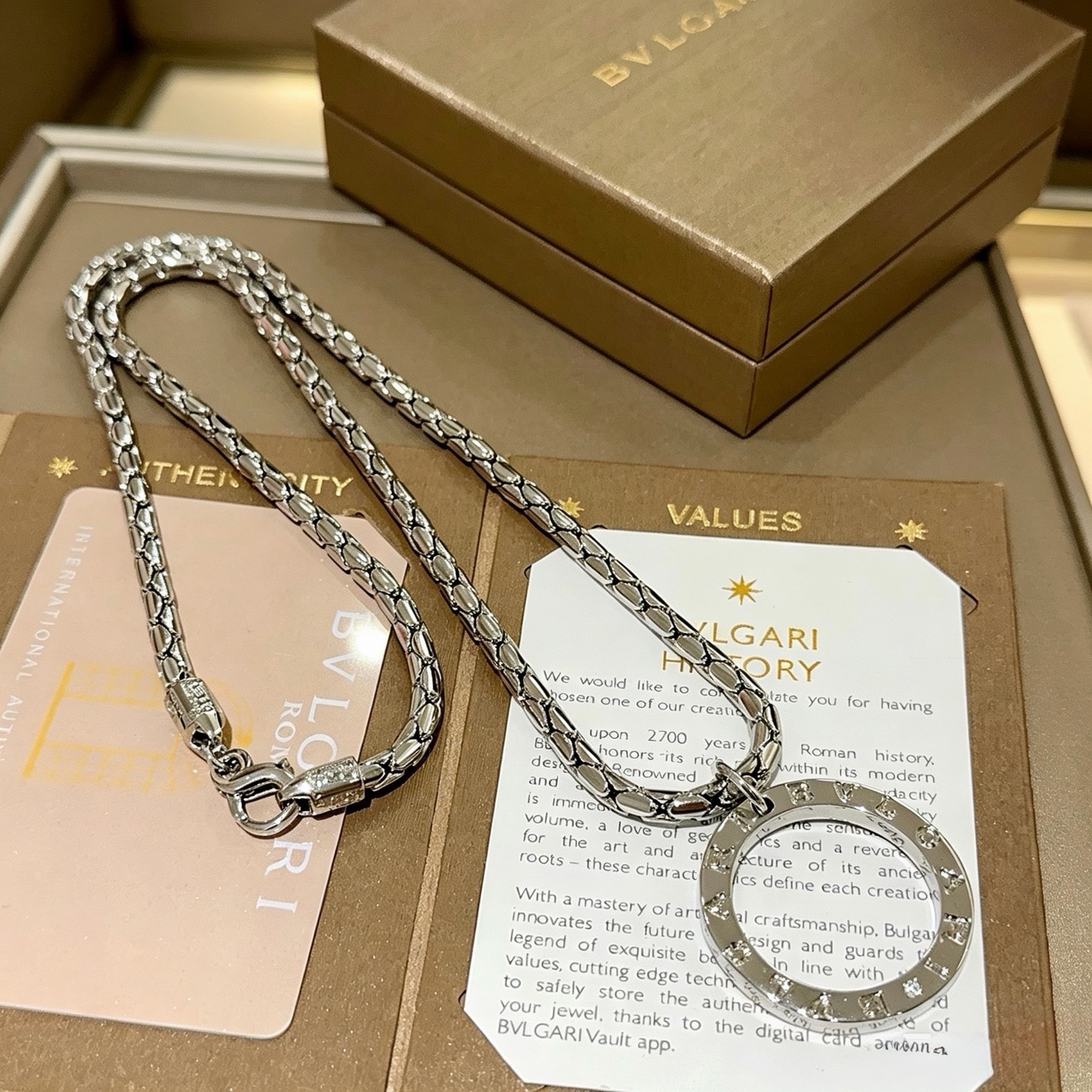 宝格丽项链V金材质 。BVLGARI宝格丽 DIVAS‘ DREAM 系列 品相完美，细节无敌，那种独特