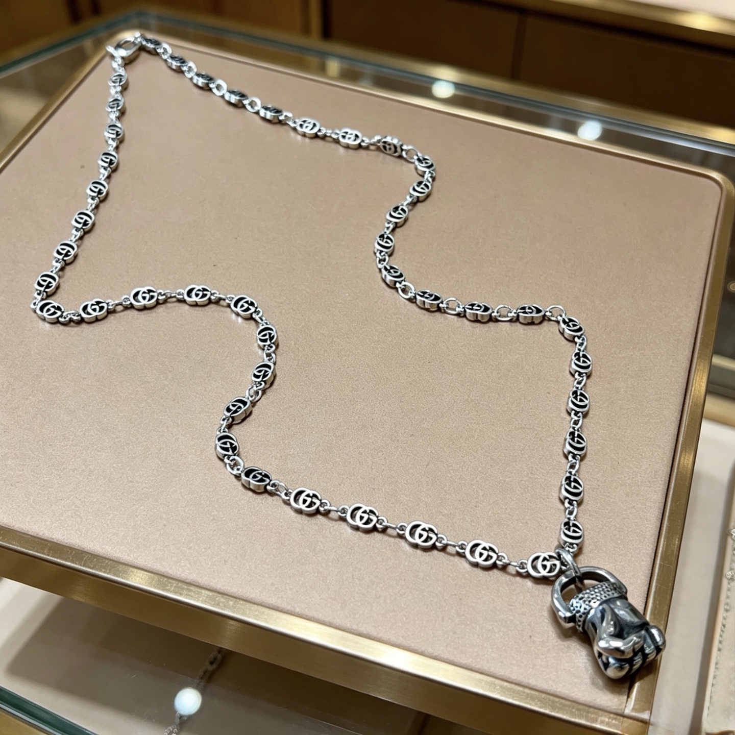 NO:879795,Batch of new products released Gucci necklace, the latest chain, higher grade, the same style as the star Anger Forest series, double G classic style, artistic design concept necklace series, retro silver necklace, clothing, instant sense of high-end, details are matched with K gold processing, non-market shiny version, this one has been out, the best-selling model in Gucci, very good to match trendy clothes, fine jewelry, gucci, necklace19860909批新品发布古驰项链最新款链条档次更高明星同款Anger Forest系列双G经典款艺术设计理念项链系列复古银项链服饰瞬间高级感 细节对版K金处理 非市面亮面版型 这款一直在出 古驰里面热卖款 非常好搭配潮流衣服,饰品精品,gucci,necklace,Jewelry