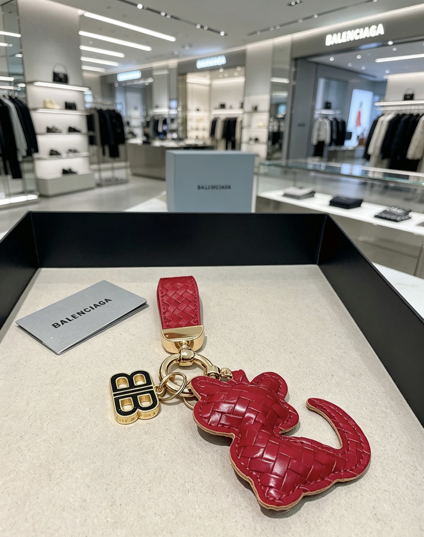 NO:879802,The first batch of new products released Balenciaga bag charm keychain Balenciaga keychain The latest bag charms are of a higher grade and are the same style as celebrities Classic co-branded design concept keychain series The details are distressed and not available in the market Glossy version This one has been on the market. The best-selling model in Balenciaga. Very good match with trendy backpacks, jewelry boutiques, balenciaga, backpacks, keychain19860909批新品发布 巴黎世家包包挂饰钥匙扣 巴黎世家钥匙扣 最新款包包挂饰档次更高明星同款 经典款联名设计理念钥匙扣系列 细节对版做旧处理 非市面亮面版型 这款一直在出 巴黎世家里面热卖款 非常好搭配潮流背包,饰品精品,balenciaga,backpacks,keychain,Jewelry