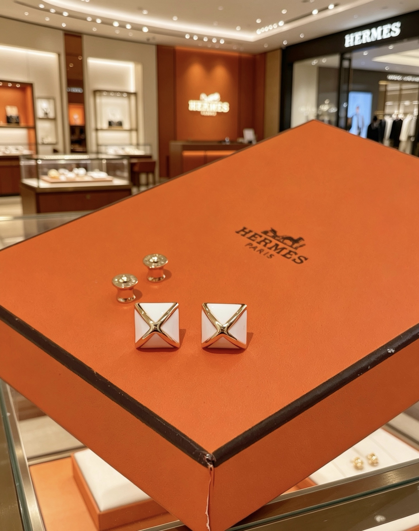 NO:879808,Batch. New Hermès earrings pyramid. Counter original 1:1, new pyramid H Hermès earrings. Super good texture, exquisite craftsmanship, very versatile and cute, available in stock, fine jewelry, hermes19860909批.爱马仕耳钉金字塔新品 专柜原版1比1,新品金字塔H爱马仕耳钉 质感超级好,工艺精湛,非常百搭可爱,现货供应,饰品精品,hermes,Jewelry