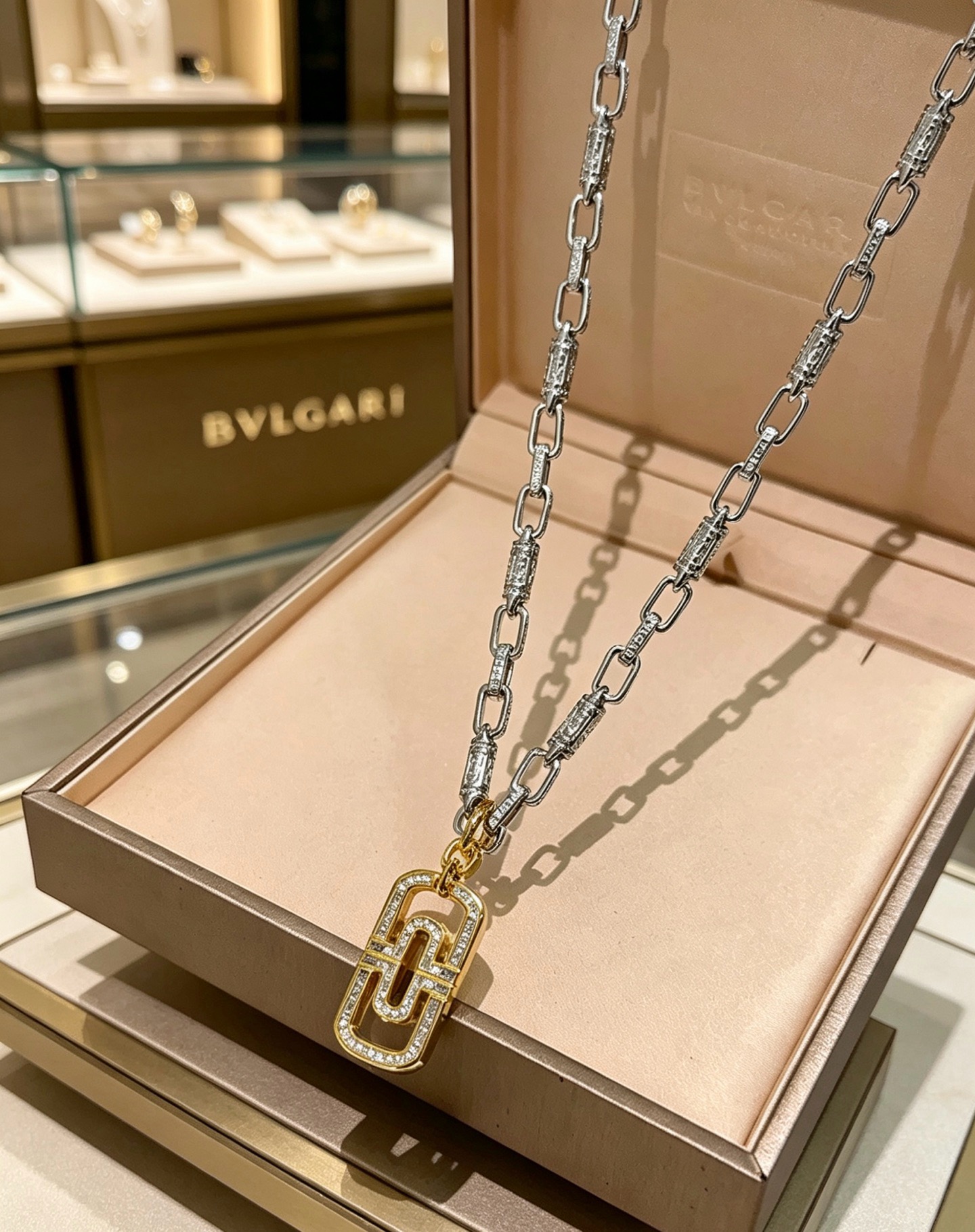 宝格丽项链V金材质 。BVLGARI宝格丽 DIVAS‘ DREAM 系列 品相完美，细节无敌，那种独特