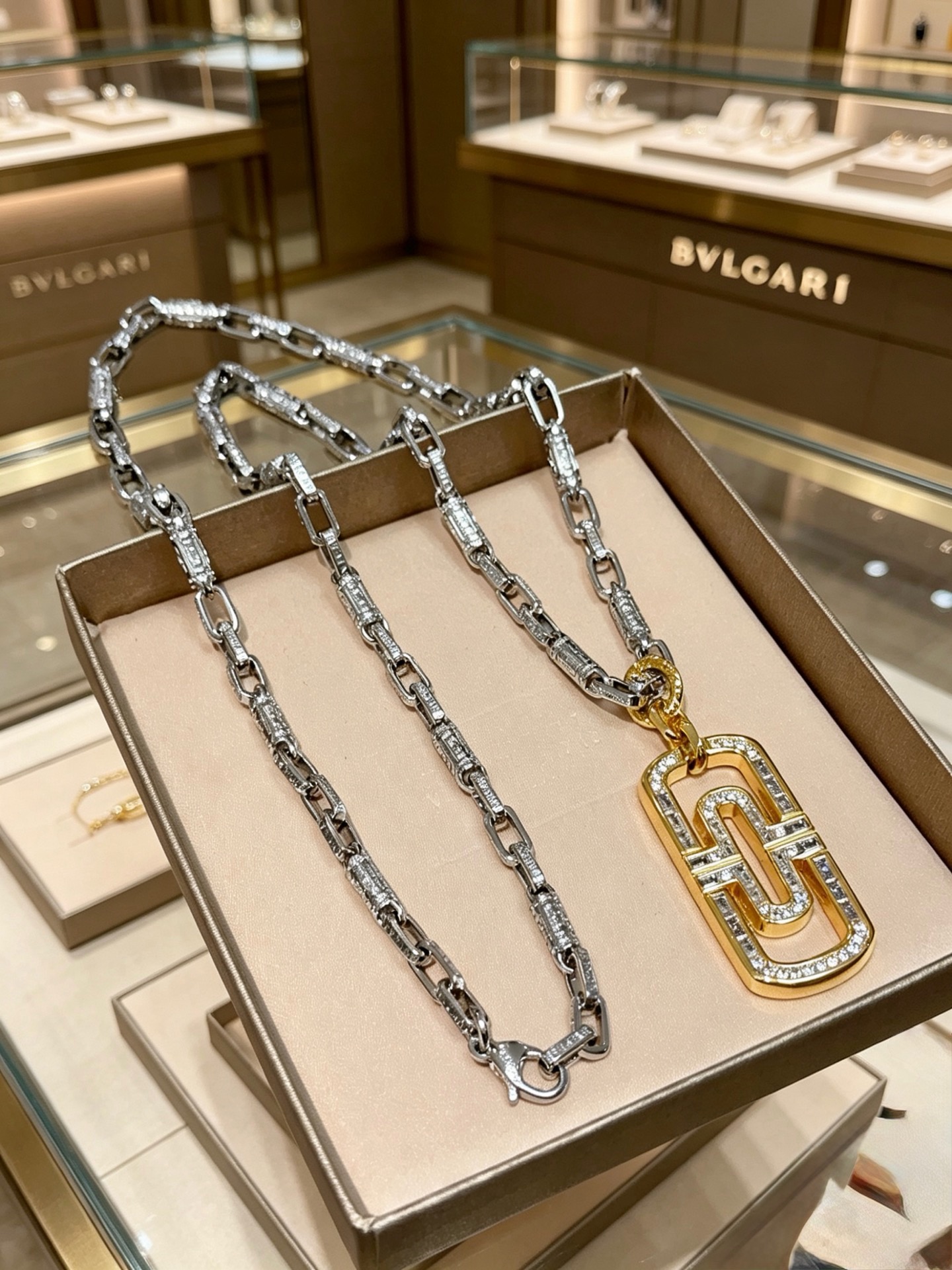 宝格丽项链V金材质 。BVLGARI宝格丽 DIVAS‘ DREAM 系列 品相完美，细节无敌，那种独特
