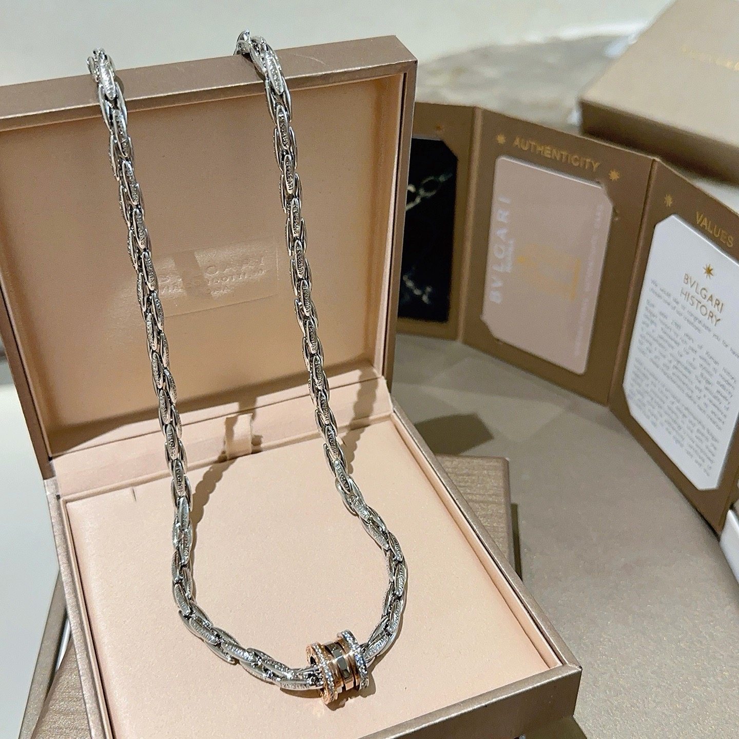 宝格丽项链V金材质 BVLGARI宝格丽 DIVAS‘ DREAM 系列 品相完美，细节无敌，那种独特的