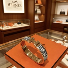 真蜥蜴皮 🦎 支持验皮 Hermes 爱马仕手镯 ❗️v金原版定制 爱马仕手环 蜥蜴皮材质工艺太考验师傅 真蜥蜴皮 🦎 支持验皮 Hermes 爱马仕手镯 ❗️v金原版定制 爱马仕手环 蜥蜴皮材质工艺太考验师傅