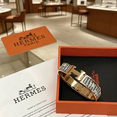 真蜥蜴皮 🦎 支持验皮 Hermes 爱马仕手镯 ❗️v金原版定制 爱马仕手环 蜥蜴皮材质工艺太考验师傅 真蜥蜴皮 🦎 支持验皮 Hermes 爱马仕手镯 ❗️v金原版定制 爱马仕手环 蜥蜴皮材质工艺太考验师傅