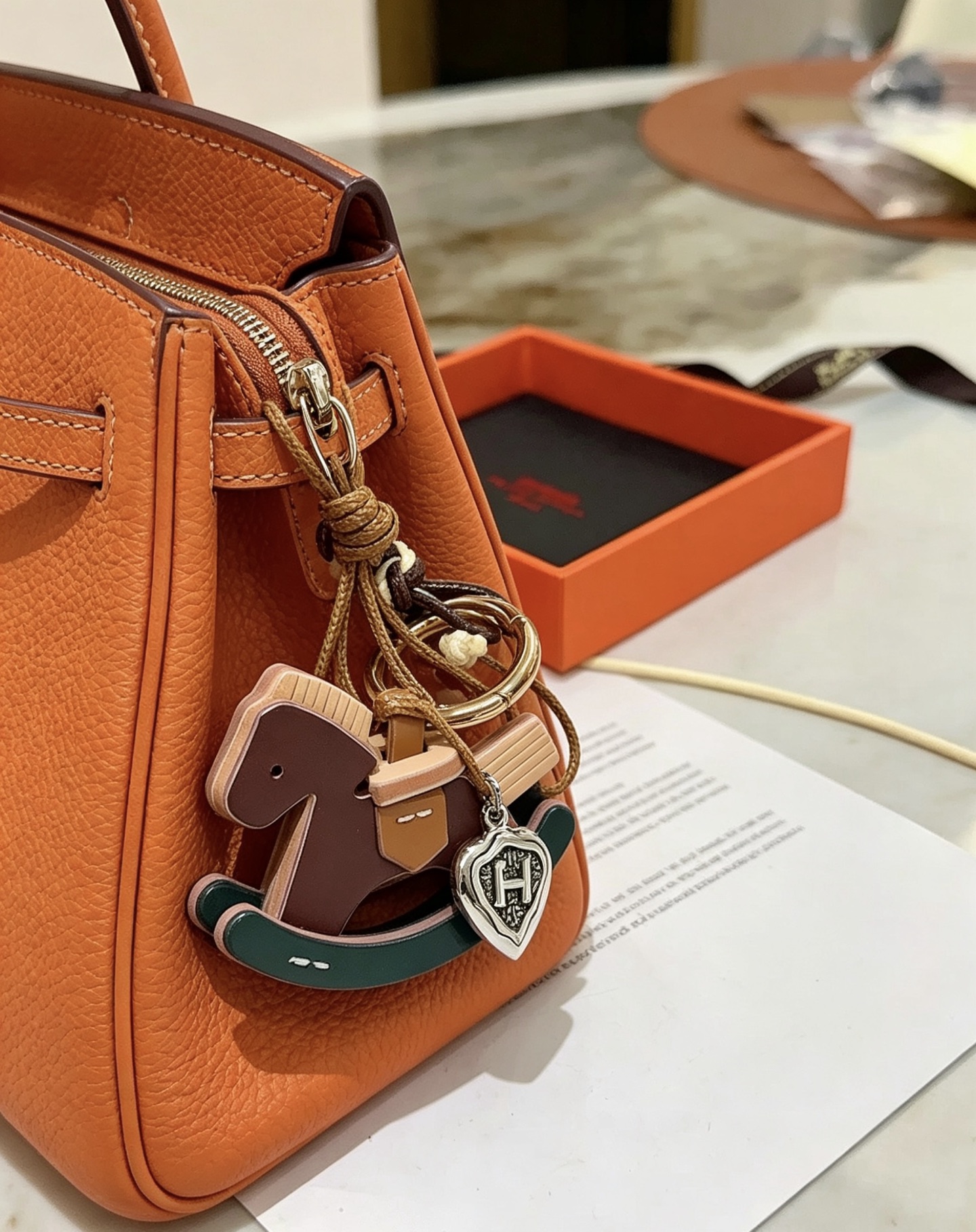 NO:879081,New Hermes Hermès keychain keychain thickened version Platinum version. High-end Seiko version [color][color] Many Internet celebrities have the same style. Hermes pendant keychain is a test of the master's craftsmanship. It is not easy to ensure that every detail is in place [color][color] High-end customization. Same style for men and women. Hermès is popular. 1:1 super refined like stars. The same K gold texture, crafted with high-end precision craftsmanship.  The car keychain is really awesome,,hermes,hermes,keychain19860909新款Hermes爱马仕钥匙扣钥匙扣加厚版 铂金版.高级精工版[色][色]众多网红同款 爱马仕挂饰钥匙扣太考验师傅的手艺了 要确保每个细节都到位不简单[色][色] 高端定制 男女同款 爱马仕火爆 1:1超精赞明星 同款 k金质感,精工高端工艺打造出炉. 车钥匙扣上真的赞爆,,hermes,hermes,keychain,accessory