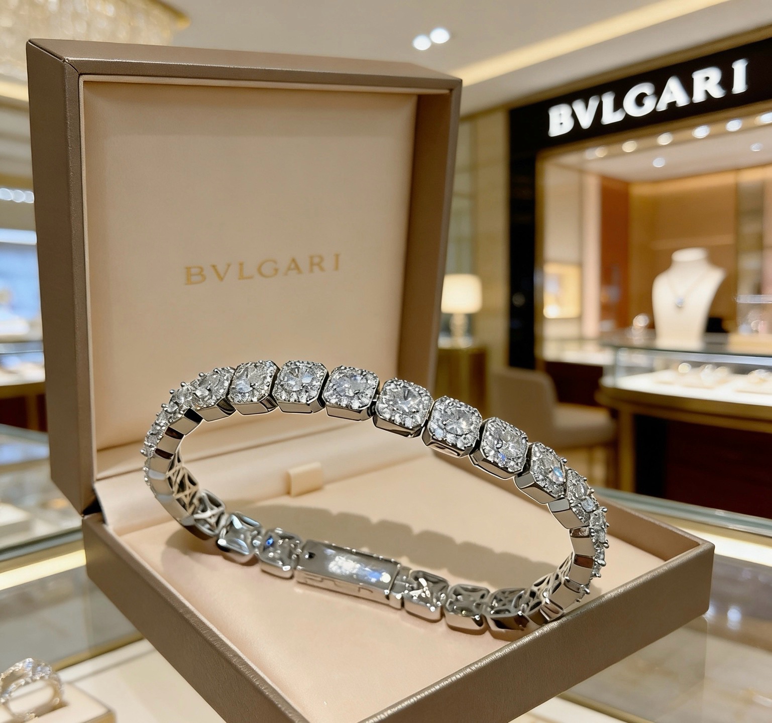 满钻镶嵌宝格丽手链V金材质 BVLGARI宝格丽 DIVAS‘ DREAM 系列 品相完美，细节无敌，那