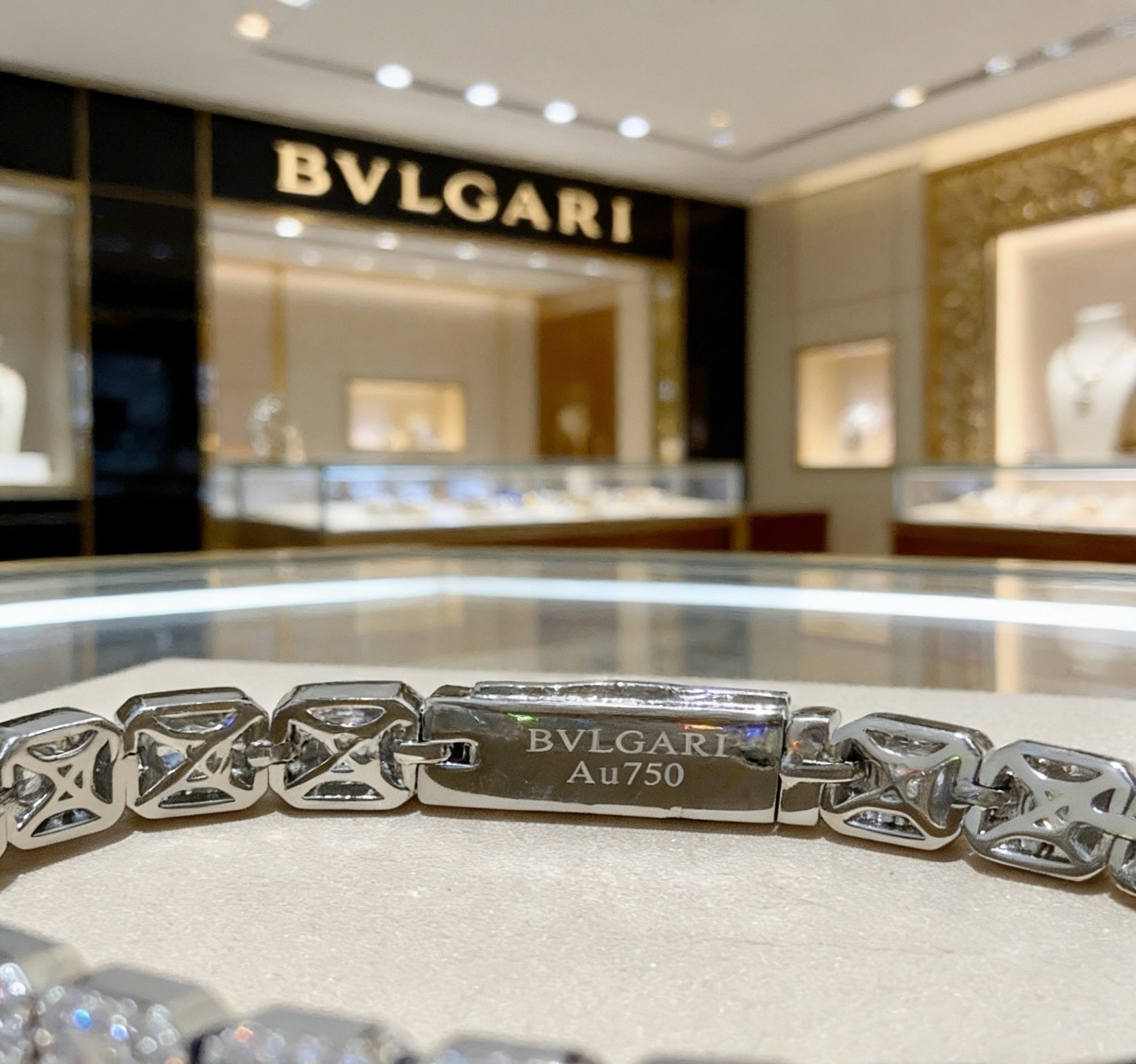 满钻镶嵌宝格丽手链V金材质 BVLGARI宝格丽 DIVAS‘ DREAM 系列 品相完美，细节无敌，那