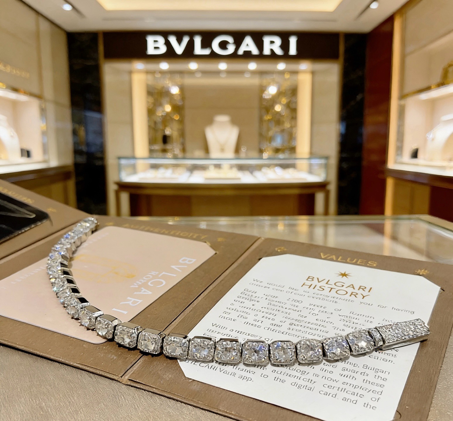 满钻镶嵌宝格丽手链V金材质 BVLGARI宝格丽 DIVAS‘ DREAM 系列 品相完美，细节无敌，那