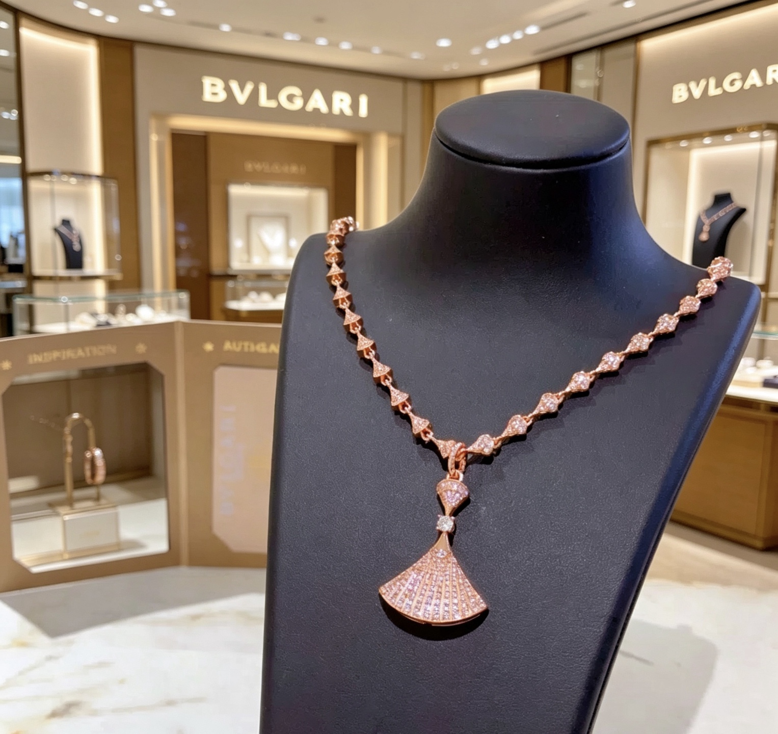 宝格丽项链V金材质 。BVLGARI宝格丽 DIVAS‘ DREAM 系列 品相完美，细节无敌，那种独特