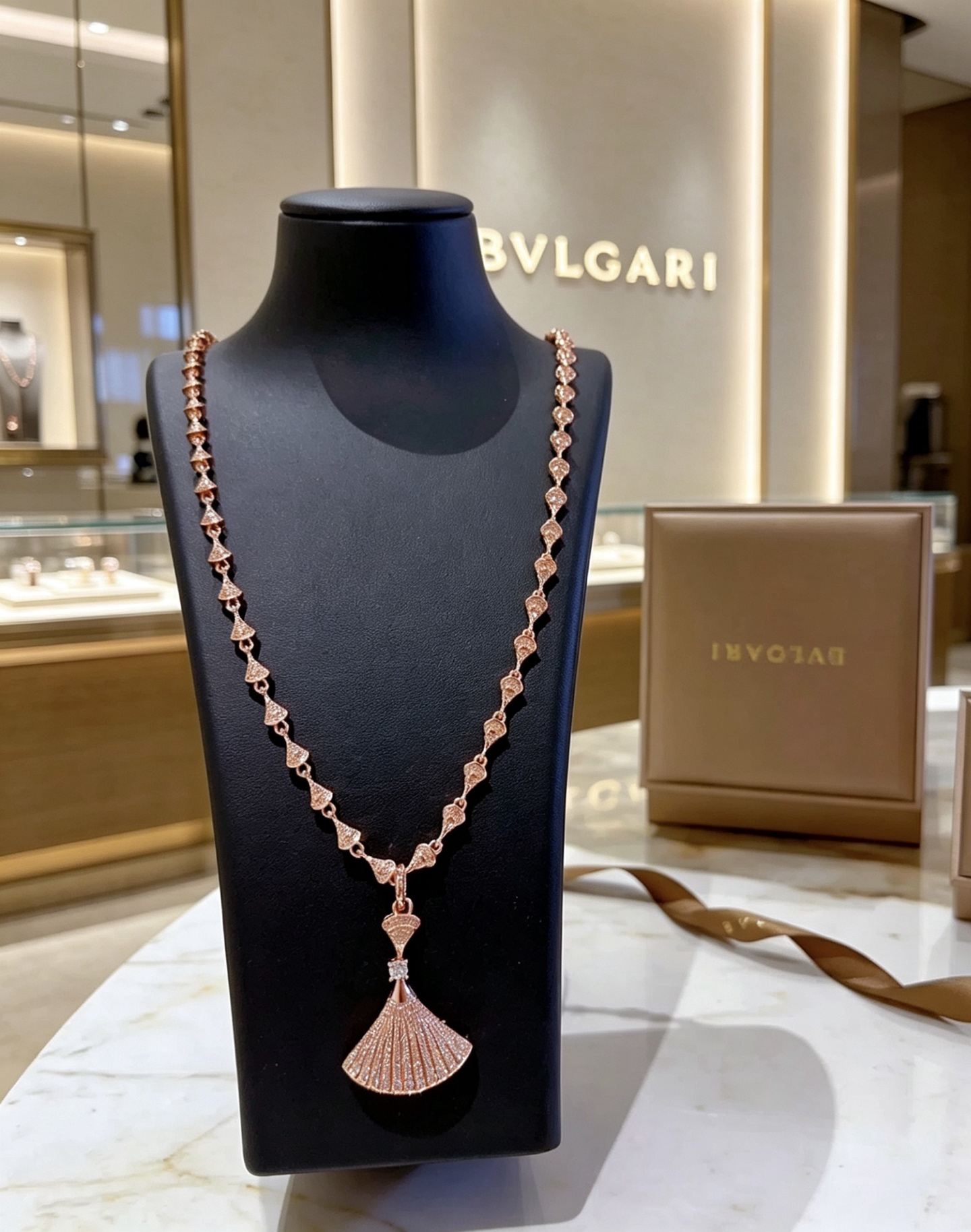 宝格丽项链V金材质 。BVLGARI宝格丽 DIVAS‘ DREAM 系列 品相完美，细节无敌，那种独特
