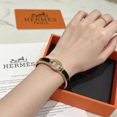 新品 真鳄鱼皮 🐊支持验皮 Hermes 爱马仕手镯 ❗️v金原版定制 爱马仕手环 鳄鱼皮材质工艺太考验 新品 真鳄鱼皮 🐊支持验皮 Hermes 爱马仕手镯 ❗️v金原版定制 爱马仕手环 鳄鱼皮材质工艺太考验