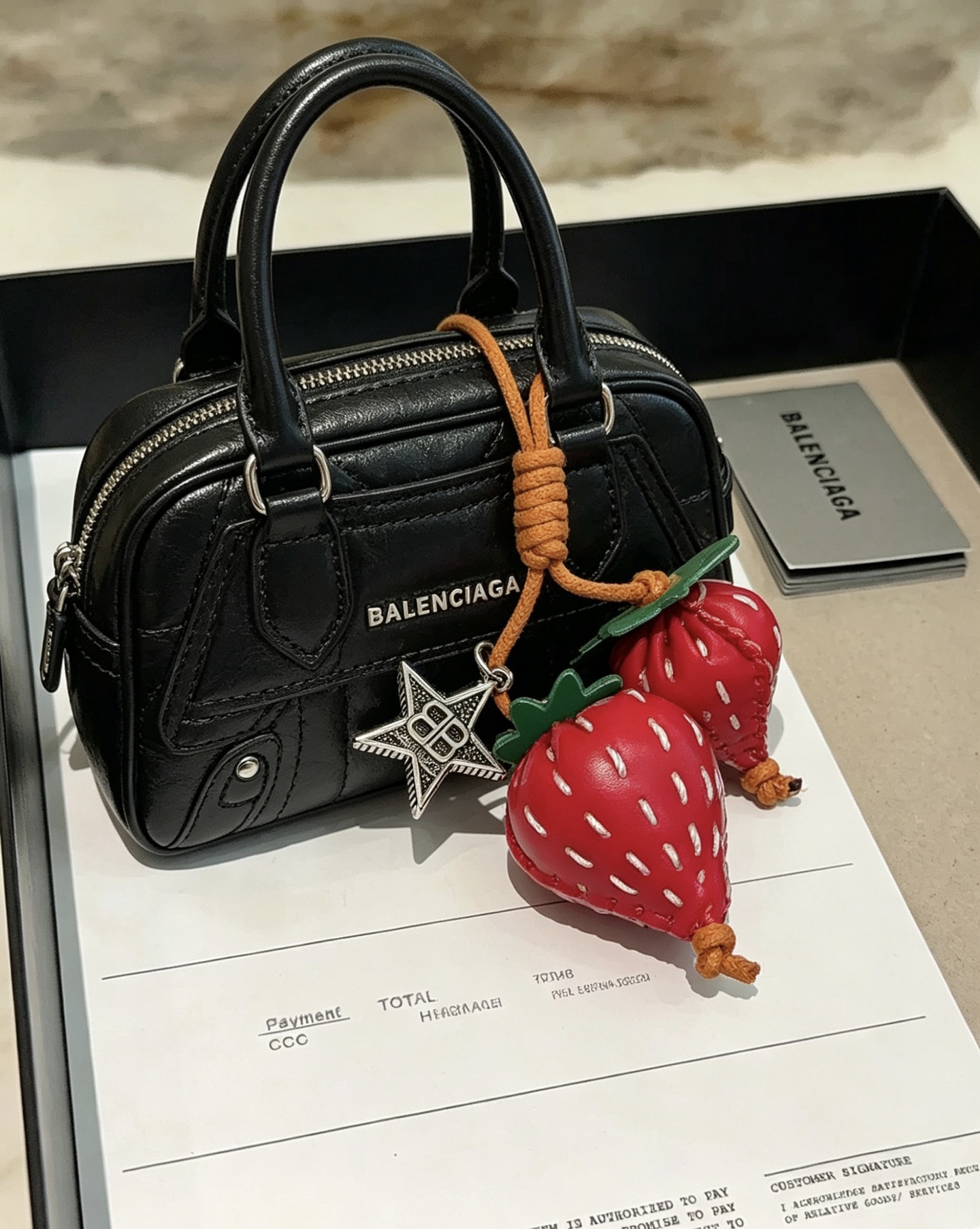 NO:879072,New product release Balenciaga bag charm keychain Balenciaga keychain The latest bag charm has a higher grade and is the same style as celebrities Classic co-branded design concept keychain series The details are distressed and not available in the market Glossy version This has been on the market Best-selling model in Balenciaga Very good match with trendy backpacks, balenciaga, backpacks, keychain19860909新品发布 巴黎世家包包挂饰钥匙扣 巴黎世家钥匙扣 最新款包包挂饰档次更高明星同款 经典款联名设计理念钥匙扣系列 细节对版做旧处理 非市面亮面版型 这款一直在出 巴黎世家里面热卖款 非常好搭配潮流背包,,balenciaga,backpacks,keychain,accessory