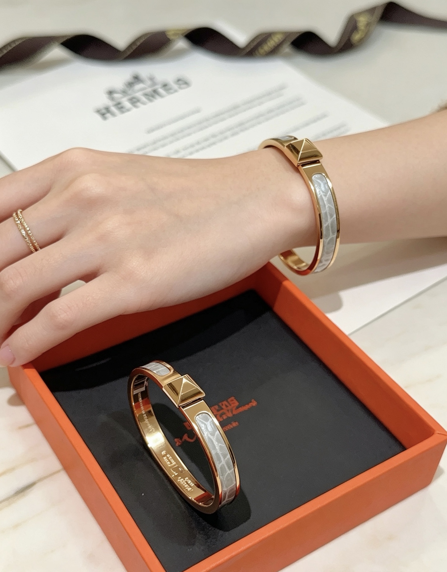 Bracelet Hermes Clic Clac H Crocodile en métal doré rose avec incrustation de cuir de crocodile gris circonférence intérieure 17 cm