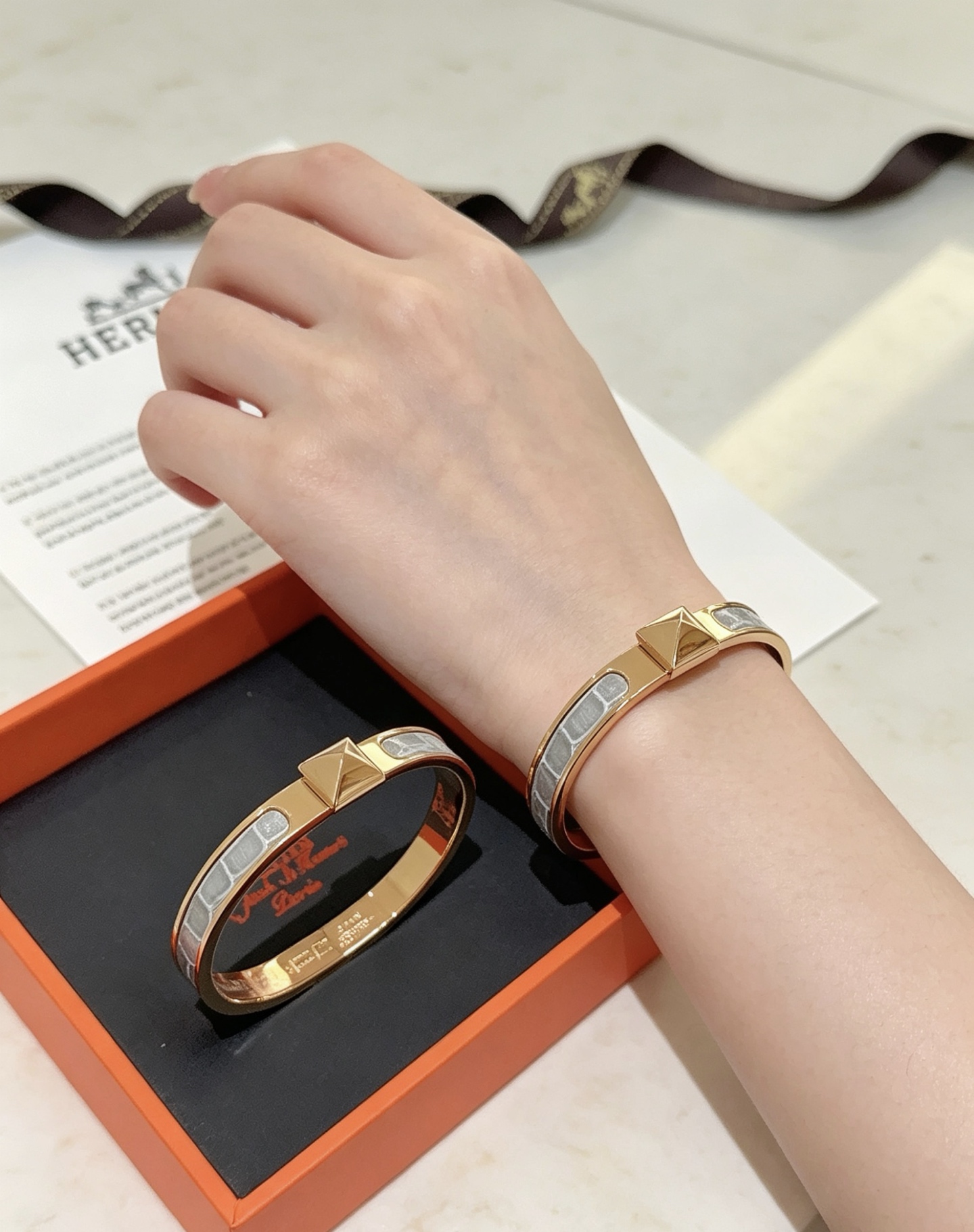 Bracelet Hermes Clic Clac H Crocodile en métal doré rose avec incrustation de cuir de crocodile gris circonférence intérieure 17 cm