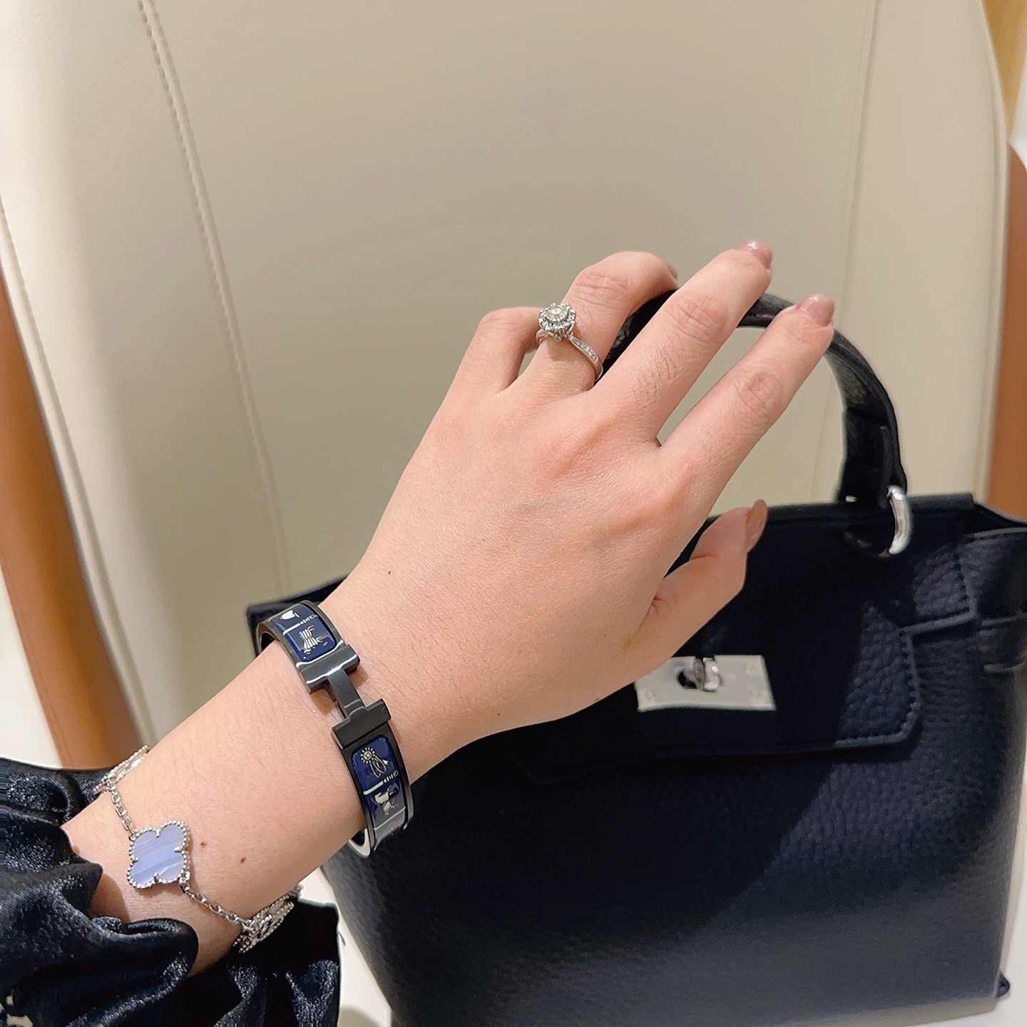 Hermes Clic Clac H Pulseira esmaltada com estampa equestre pulseira de metal banhado a preto com esmalte azul marinho e padrão equestre dourado claro 19