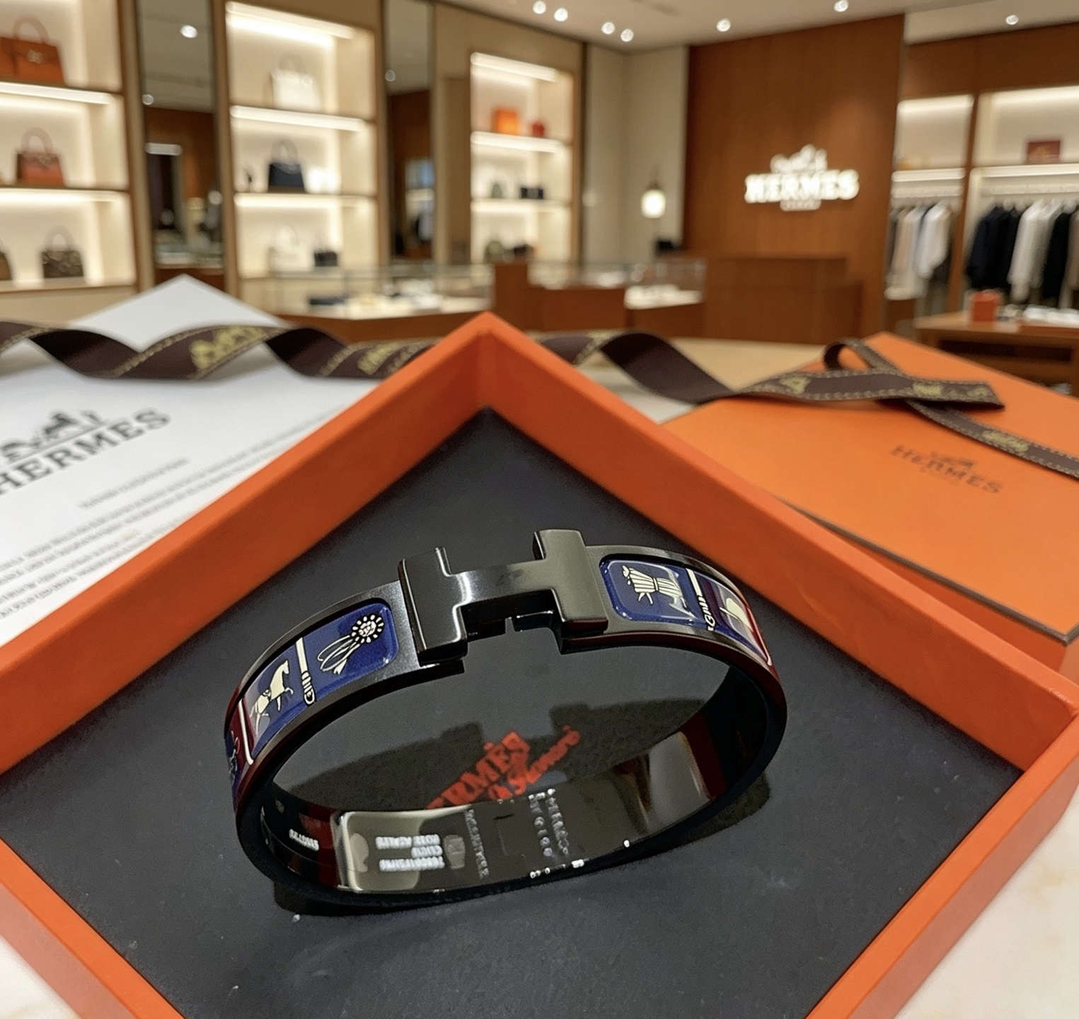 Hermes Clic Clac H Pulseira esmaltada com estampa equestre pulseira de metal banhado a preto com esmalte azul marinho e padrão equestre dourado claro 19
