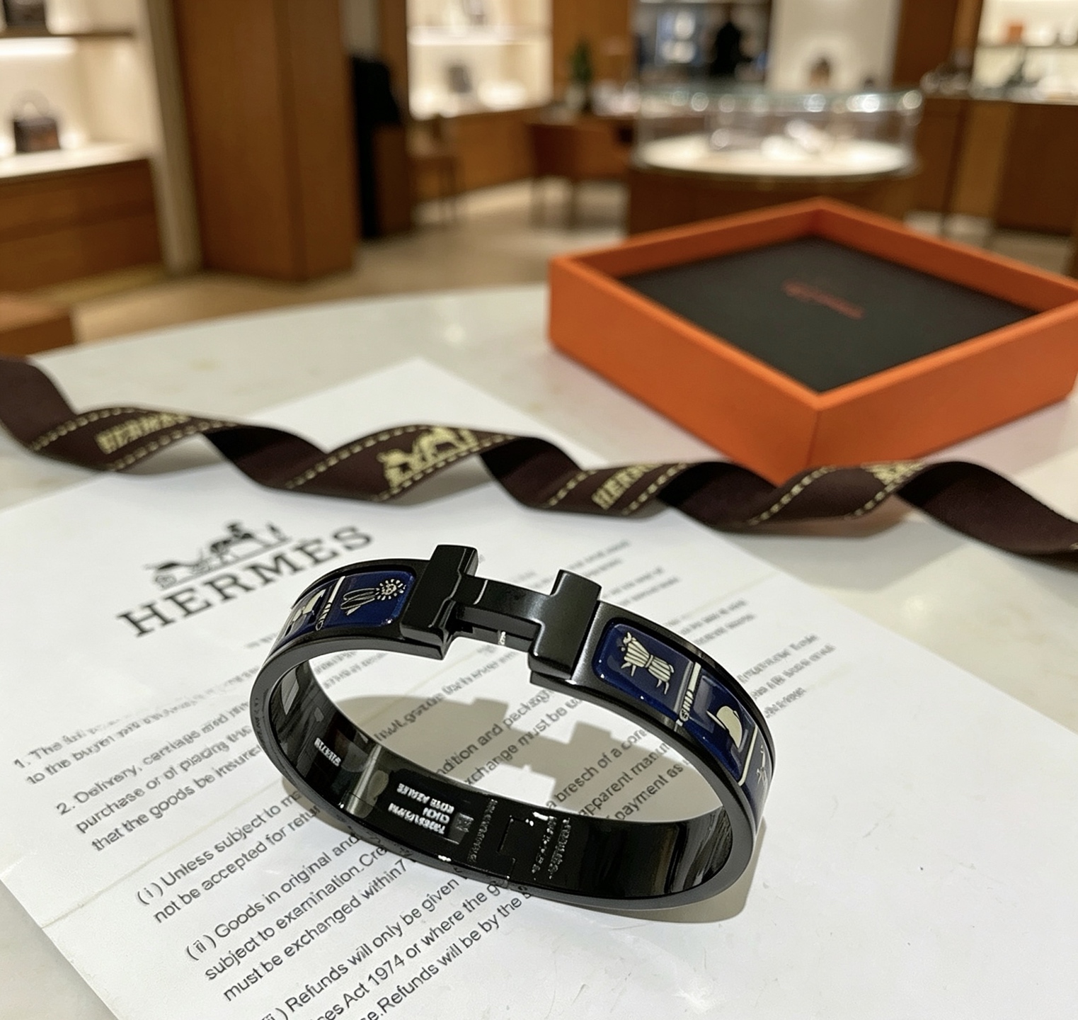 Hermes Clic Clac H Pulseira esmaltada com estampa equestre pulseira de metal banhado a preto com esmalte azul marinho e padrão equestre dourado claro 19