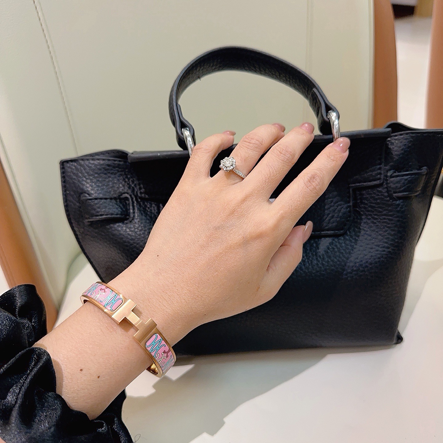 Bracelet Hermes Clic H en métal doré rose et émail rose à motifs décoratifs multicolores 17