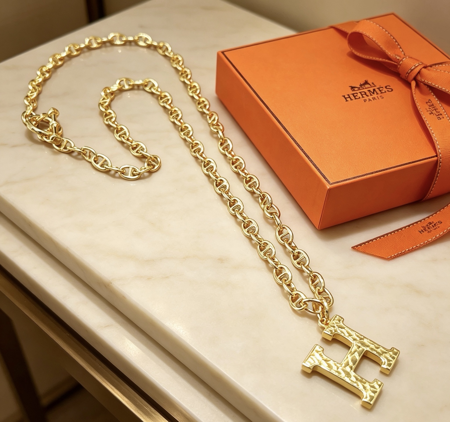 Hermes H Pendant Toggle Chain Necklace collier en métal doré avec pendentif H en or texturé 45 cm