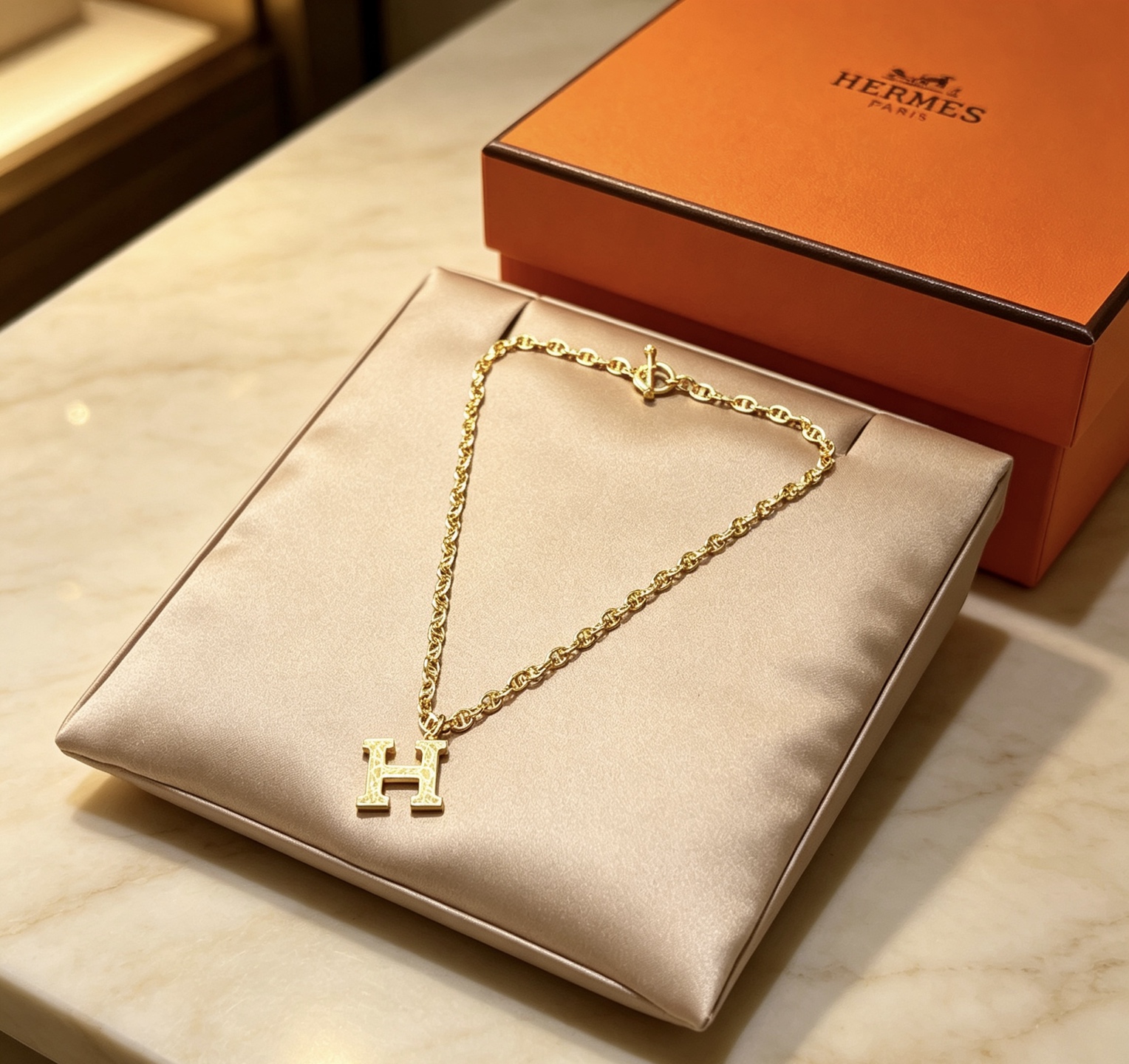 Hermes H Pendant Toggle Chain Necklace collier en métal doré avec pendentif H en or texturé 45 cm