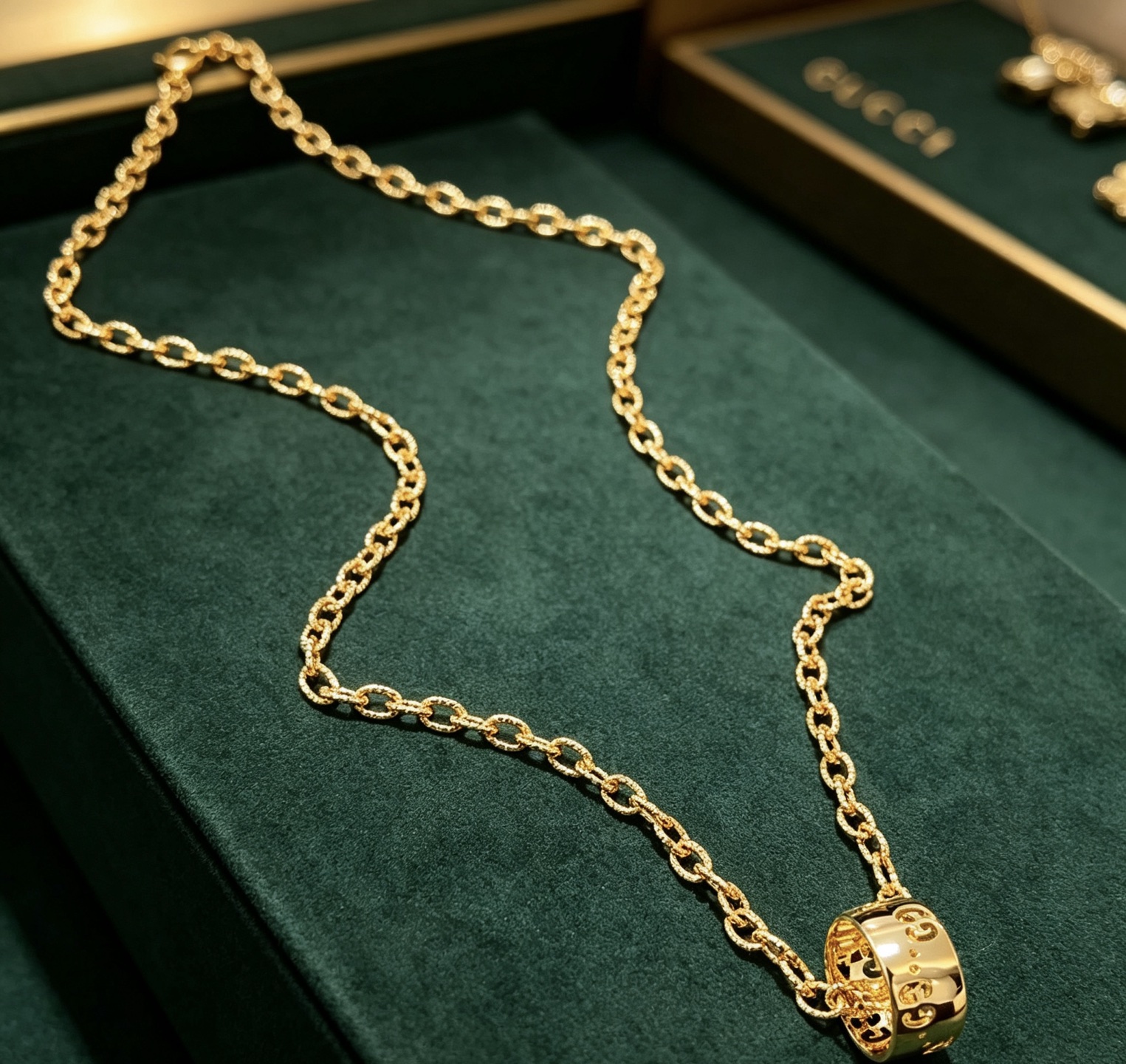 NO:896591,The latest Gucci necklace has a higher grade. The same style as the star Anger Forest series double G necklace. The length of the chain is 60 cm and the length can be changed. The details are distressed. The shiny version is not available in the market. This model has been on sale. It is a best-selling model in Gucci. It is very suitable for fashionable clothes, fine jewelry, Gucci, and necklaces.19860909批古驰项链最新款链条档次更高明星同款Anger Forest系列双g项链 链长60厘米可改长度 细节对版做旧处理 非市面亮面版型 这款一直在出 古驰里面热卖款 非常好搭配潮流衣服,饰品精品,gucci,necklace,Jewelry
