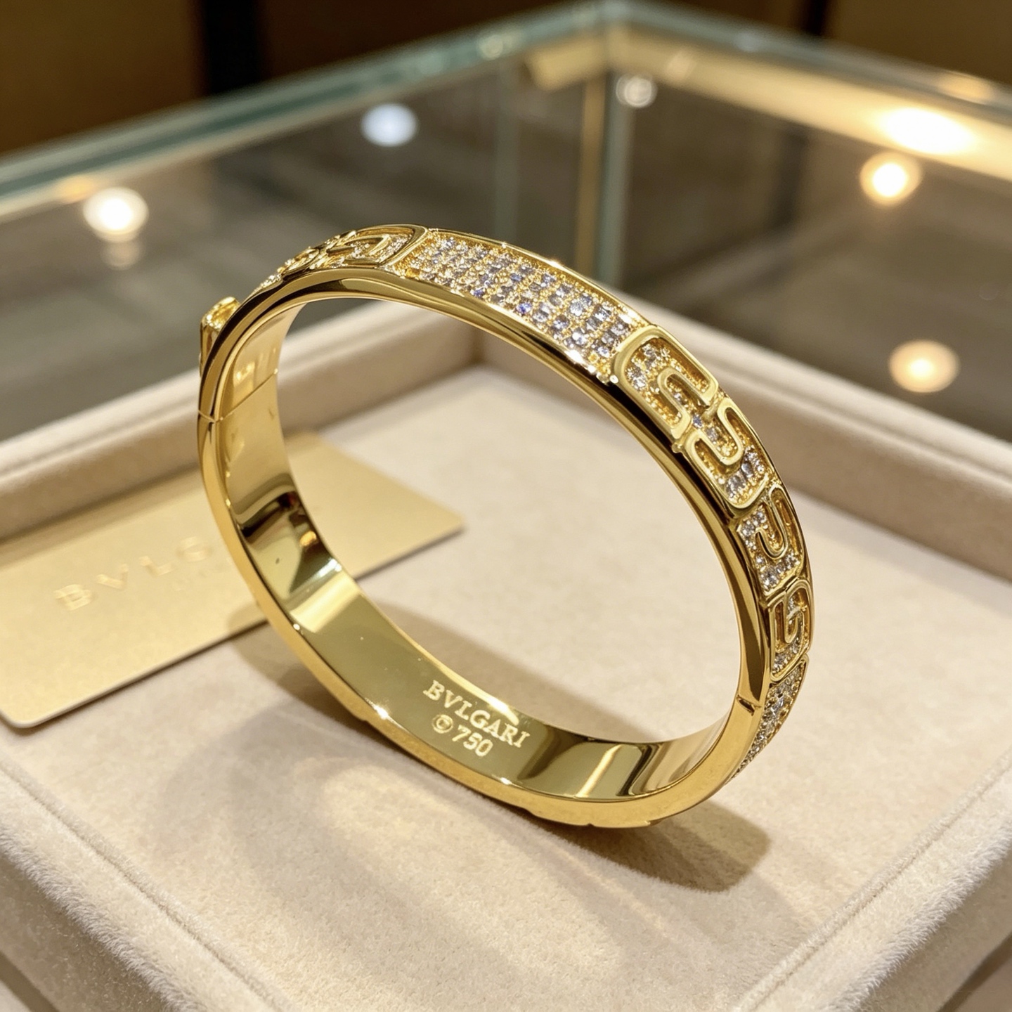 NO:896605,Batch. Bvlgari bracelet Serpenti Viper series paper clip bracelet, made of V gold, perfectly and carefully polished, and perfectly fits the metal edge!  Full of temptation and charming sensibility, the paper clip is bright and luxurious, showing unparalleled beauty and power, giving you a new look, interpreting the inherent multi-faceted characteristics of the snake, spreading and bending, showing its elegant and seductive beauty!  ,boutique jewelry,bvlgari,bracelet19860909批.宝格丽手镯Serpenti Viper系列回形针手镯,V金材质 完美精心打磨,与金属边完美契合！充满诱惑和迷人的感性,回形针璀璨奢华,呈现出中无与伦比的美感与力量,给你一个全新的面貌,诠释灵蛇固有的多面特质,蔓延弯曲,尽显其高雅而极具诱惑的美丽！,饰品精品,bvlgari,bracelet,Jewelry