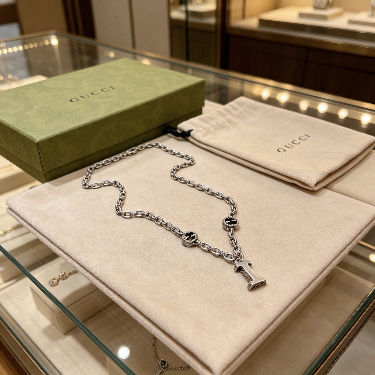 NO:896609,The latest Gucci necklace has a higher grade. The same style as the star Anger Forest series double G Eagle Wolf Mountain necklace. The length of the chain is 60 cm and the length can be changed. The details are distressed. The shiny version is not available in the market. This one has been on the market. It is a best-selling model in Gucci. It is very good to match with trendy clothes, fine jewelry, Gucci, and necklace.19860909批古驰项链最新款链条档次更高明星同款Anger Forest系列双g鹰狼山项链 链长60厘米可改长度 细节对版做旧处理 非市面亮面版型 这款一直在出 古驰里面热卖款 非常好搭配潮流衣服,饰品精品,gucci,necklace,Jewelry