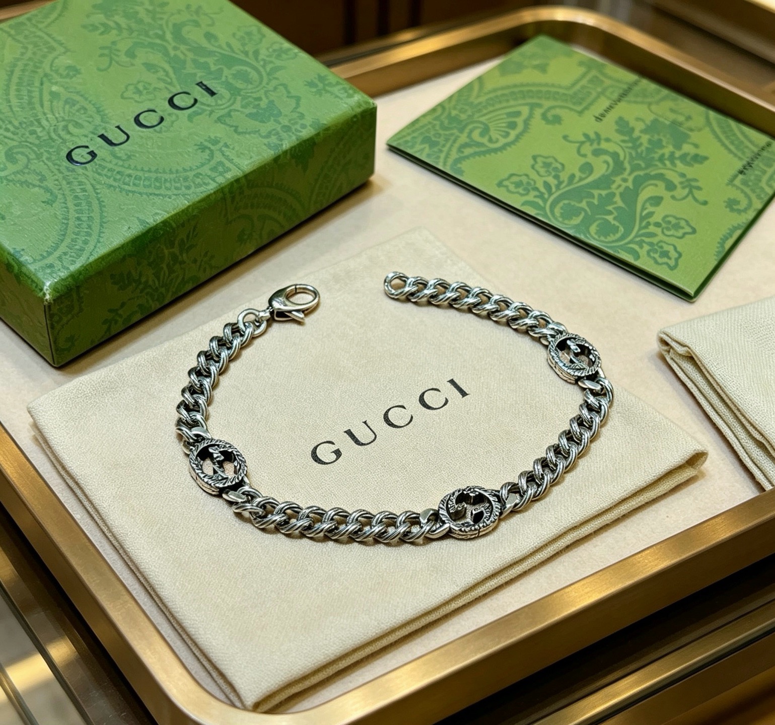 NO:896634,Batch. The latest luxury Gucci bracelet. High-end brand customization. The ceiling in the bracelet. Luxurious lineup design concept. Gucci Gucci bracelet. The latest classic style. Exquisite regardless of style and texture. It is absolutely top-notch. You can understand the original logo at a glance. Super nice. Favorite choice for matching clothes. Same style for men and women. Must-have artifact. Size 18.20.22.24 cm. Boutique jewelry, gucci, gucci, bracelet.19860909批 . 最新出炉奢华古驰手链.高端品牌定制 手链中的天花板 豪华阵容设计理念 Gucci古驰手链最新款的经典款 精致无论款式 质感 都是绝对的顶尖feel 只要看一眼就懂了原版logo 超 nice 搭配衣服最喜欢选择,男女同款 必备神器 码数18.20.22.24厘米,饰品精品,gucci,gucci,bracelet,Jewelry