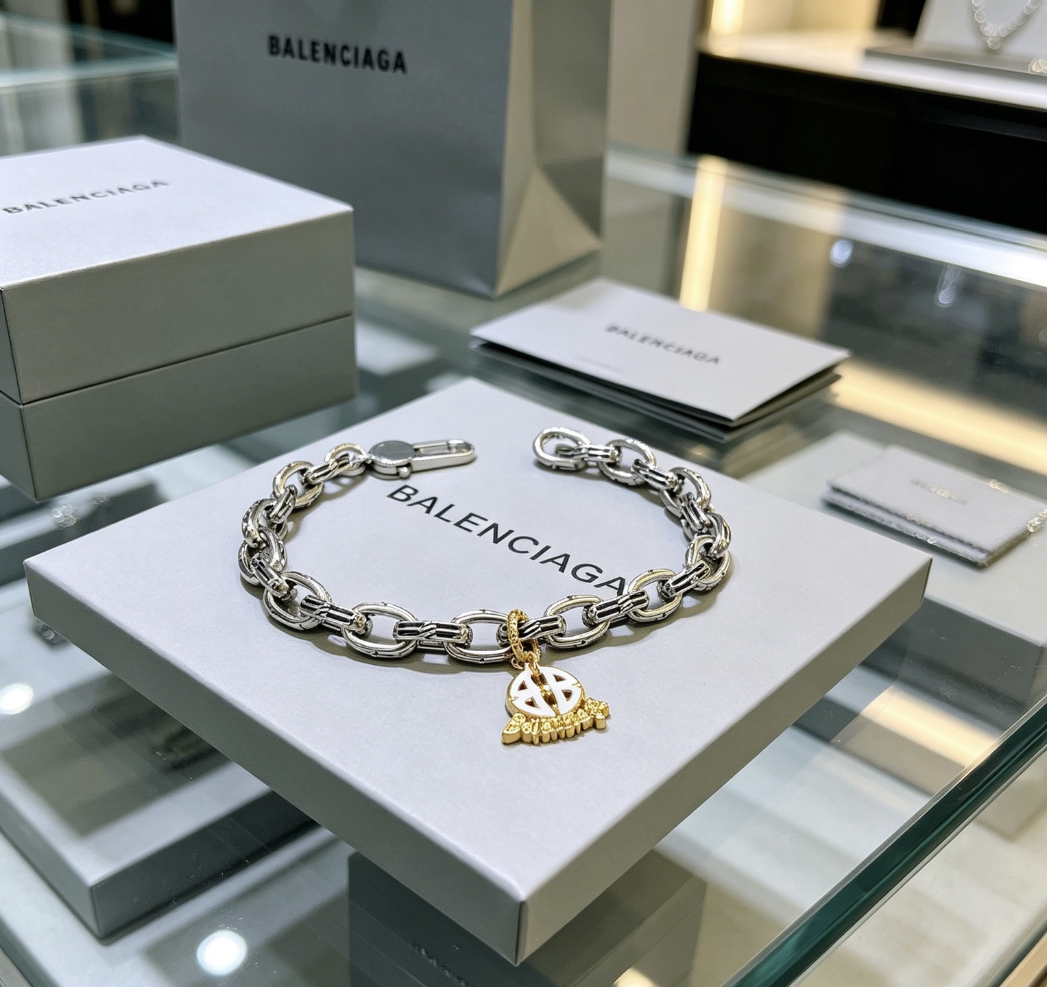 NO:896650,Batch. Original new product Balenciaga Bracelet Balenciaga Bracelet Counter Same Balenciaga Bracelet Men's hot model shipped Unique design avant-garde A must-have for men!  Size 18 20 22 24cm, fine jewelry, balenciaga, balenciaga, bracelet19860909批. 原单货新品 巴黎世家手链Balenciaga手链专柜一致巴黎世家手链 男士火爆款出货 设计独特 前卫 男士必备！码数18 20 22 24cm,饰品精品,balenciaga,balenciaga,bracelet,Jewelry