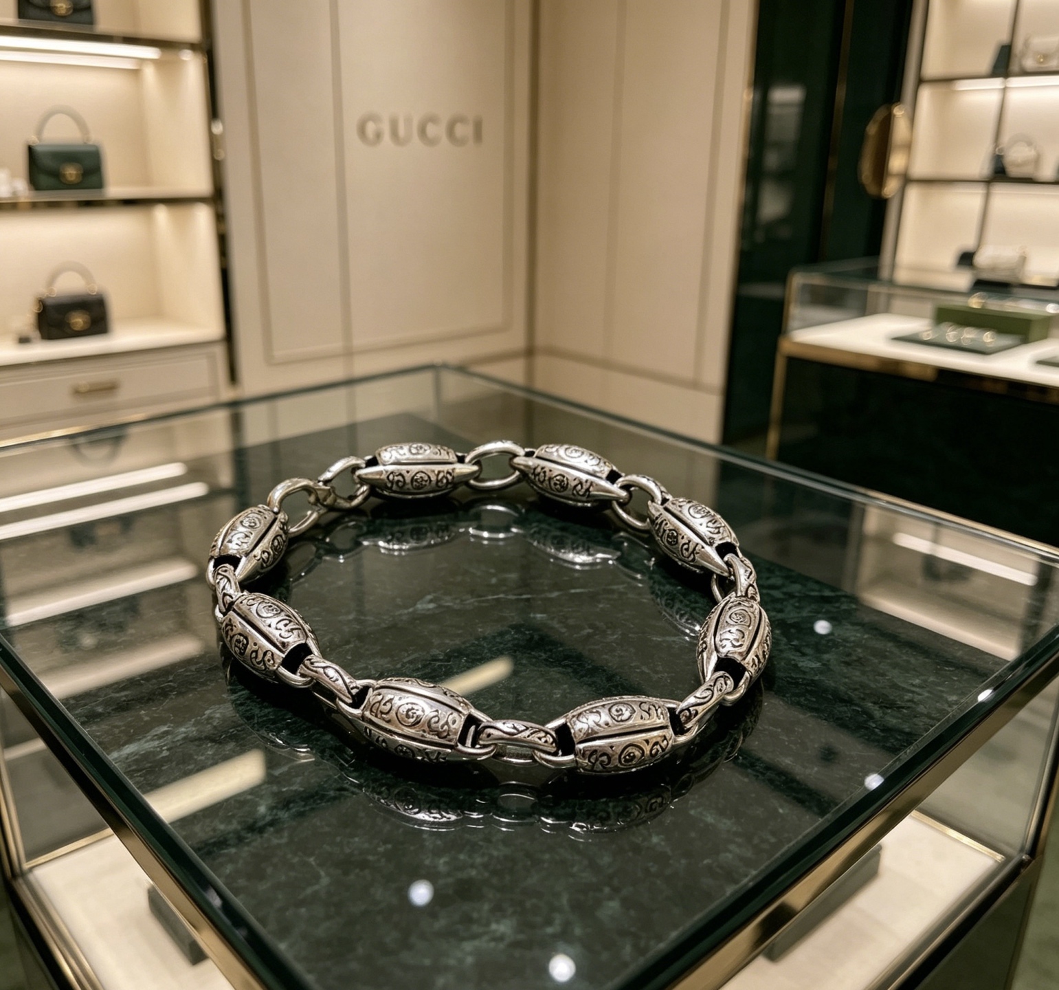 NO:896667,Batch. The latest Gucci bracelet is the latest classic model. It is exquisite regardless of style and texture. It is absolutely top-notch. You can understand the original logo at a glance. It is super nice and the best choice for matching clothes. It is a must-have artifact for men and women. Size 16-24 cm. Boutique jewelry, gucci, gucci, bracelet.19860909批. 最新出炉 Gucci古驰手链最新款的经典款 精致无论款式 质感 都是绝对的顶尖feel 只要看一眼就懂了原版logo 超 nice 搭配衣服最佳的选择,男女同款必备神器 码数16-24厘米,饰品精品,gucci,gucci,bracelet,Jewelry