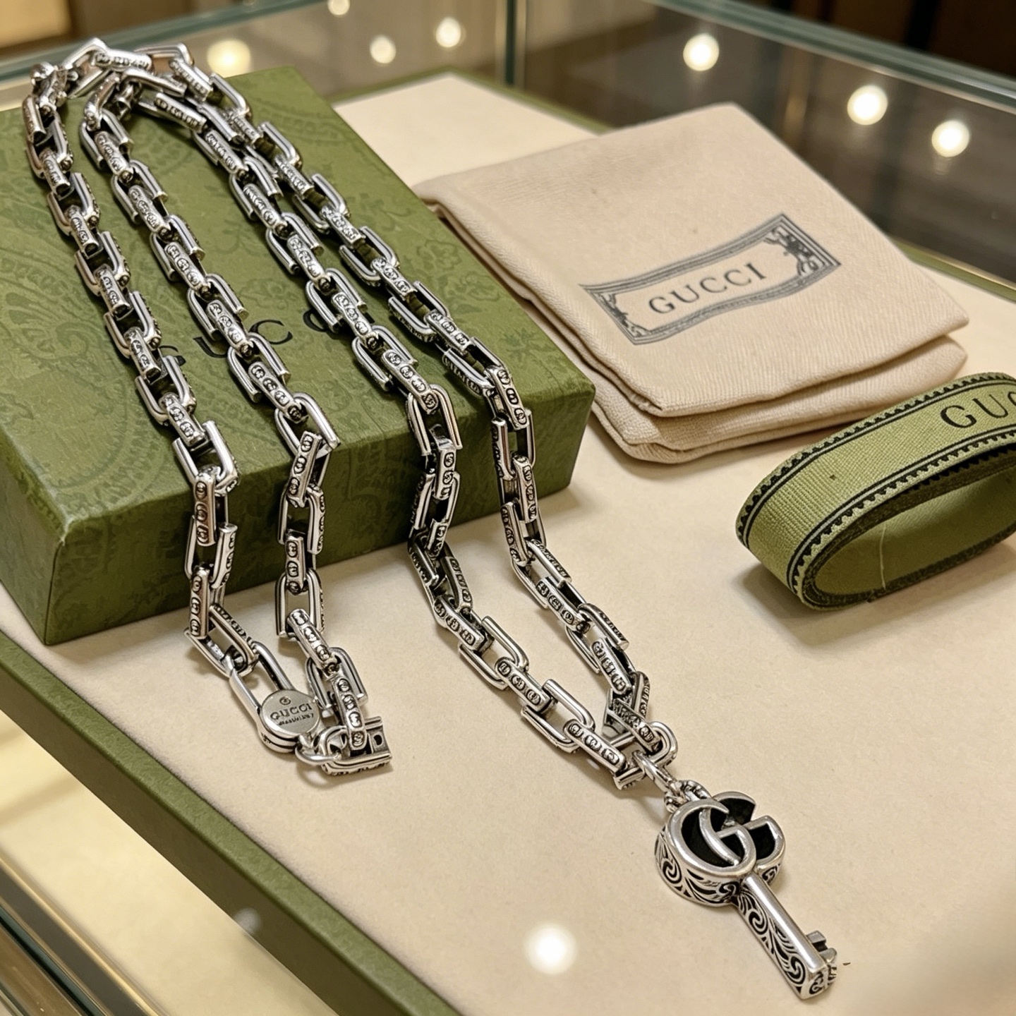 NO:896671,Batch, it’s so handsome. The latest chain of Gucci necklace is of higher quality. It’s the same classic style as the Gucci key Anger Forest series double G Gucci necklace for celebrities. The details are distressed. The shiny version is not available in the market. This one has been on the market. It is a best-selling model in Gucci. It goes well with trendy clothes, high-quality jewelry, Gucci, and necklaces.19860909批 太帅啦 古驰项链最新款链条档次更高明星同款经典款古驰钥匙Anger Forest系列双G古驰项链 细节对版做旧处理 非市面亮面版型 这款一直在出 古驰里面热卖款 非常好搭配潮流衣服,饰品精品,gucci,necklace,Jewelry