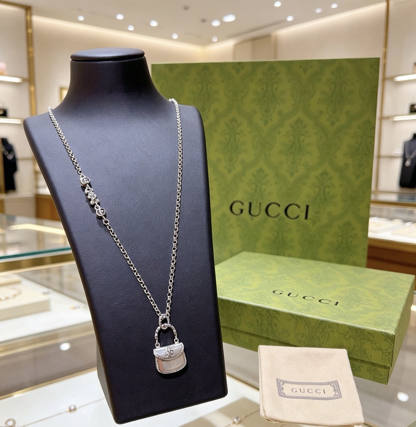 NO:896675,Batch of new products released. The latest chain of Gucci necklace has a higher grade. The same model as the star Anger Forest series. Double G classic model. Gucci art design concept necklace series. K gold necklace. Clothes have an instant sense of high-end. Details are matched with K gold processing. Non-market shiny version. This one has been out. The best-selling model in Gucci. Very good to match trendy clothes, fine jewelry, gucci, necklace.19860909批新品发布 古驰项链最新款链条档次更高明星同款Anger Forest系列双G经典款古驰艺术设计理念项链系列K金项链服饰瞬间高级感 细节对版K金处理 非市面亮面版型 这款一直在出 古驰里面热卖款 非常好搭配潮流衣服,饰品精品,gucci,necklace,Jewelry