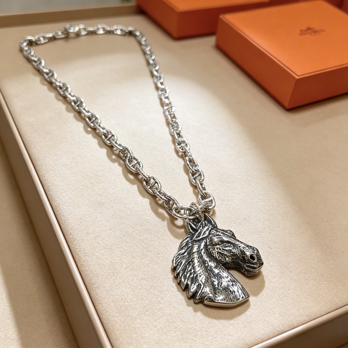 NO:896639,Batch. I am really excited about HERMES Hermès Necklace, Pig Nose H Necklace Series Jewelry. Customized imported materials. The actual texture is really good. Sure enough, the classic models of big brands will never get tired of. High-end chain classic matching, new products, simple and fashionable counters are consistent, full of high-end, hot models are shipped. Unique design, avant-garde, a must-have for men and women!  Suitable for all outfits, jewelry boutique, hermes, hermes, necklace19860909批.真的会心动 HERMES 爱马仕项链 猪鼻子H项链系列首饰 进口材质定制.实物质感是真的好 果然大牌的经典款百看不腻 高端链条经典搭配 新品 简单时尚专柜一致 高级感满满 火爆款出货 设计独特 前卫 男女必备款！适合所有穿搭,饰品精品,hermes,hermes,necklace,Jewelry