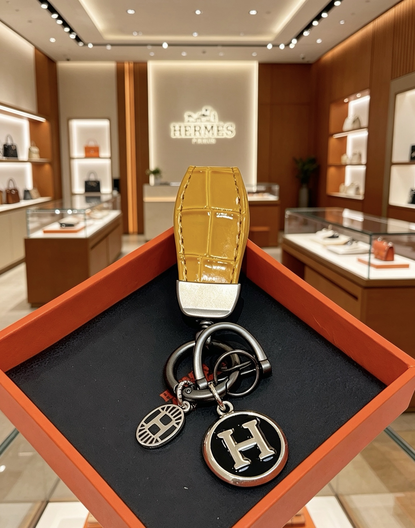 NO:896656,Batch. New Hermes Hermes keychain keychain thickened version Platinum version. High-end Seiko version [color][color] Many Internet celebrities have the same style. Hermes pendant keychain is a test of the master's craftsmanship. It is not easy to ensure that every detail is in place [color][color] High-end customization. Same style for men and women. Hermès is popular. 1:1 super refined like stars. The same K gold texture, crafted with high-end precision craftsmanship.  The car keychain is really awesome, fine jewelry, hermes, hermes, keychain19860909批.新款Hermes爱马仕钥匙扣钥匙扣加厚版 铂金版.高级精工版[色][色]众多网红同款 爱马仕挂饰钥匙扣太考验师傅的手艺了 要确保每个细节都到位不简单[色][色] 高端定制 男女同款 爱马仕火爆 1:1超精赞明星 同款 k金质感,精工高端工艺打造出炉. 车钥匙扣上真的赞爆,饰品精品,hermes,hermes,keychain,Jewelry