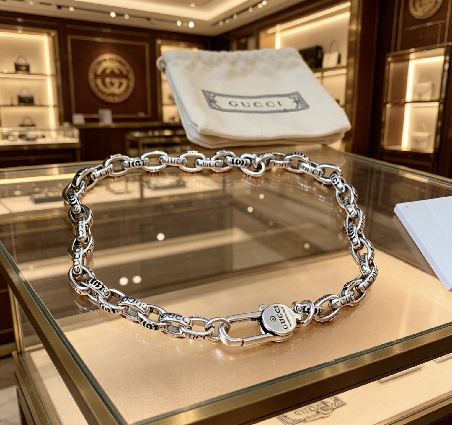 NO:896682,Gucci bracelets are the same for men and women. The latest chain is of higher quality. Anger Forest series double G pattern bracelet with the same style as the star. Size: 16-24 cm. The details are distressed. The glossy version is not available in the market. This is not the ordinary version in the market. This model has been released. The best-selling model in Gucci. Very good to match clothes, high-quality jewelry, gucci, bracelet.19860909批古驰手链男女同款 最新款链条档次更高明星同款Anger Forest系列双g图案手链 尺寸:16-24厘米 细节对版做旧处理 非市面亮面版型 非市面普通做这款一直在出 古驰里面热卖款 非常好搭配衣服,饰品精品,gucci,bracelet,Jewelry