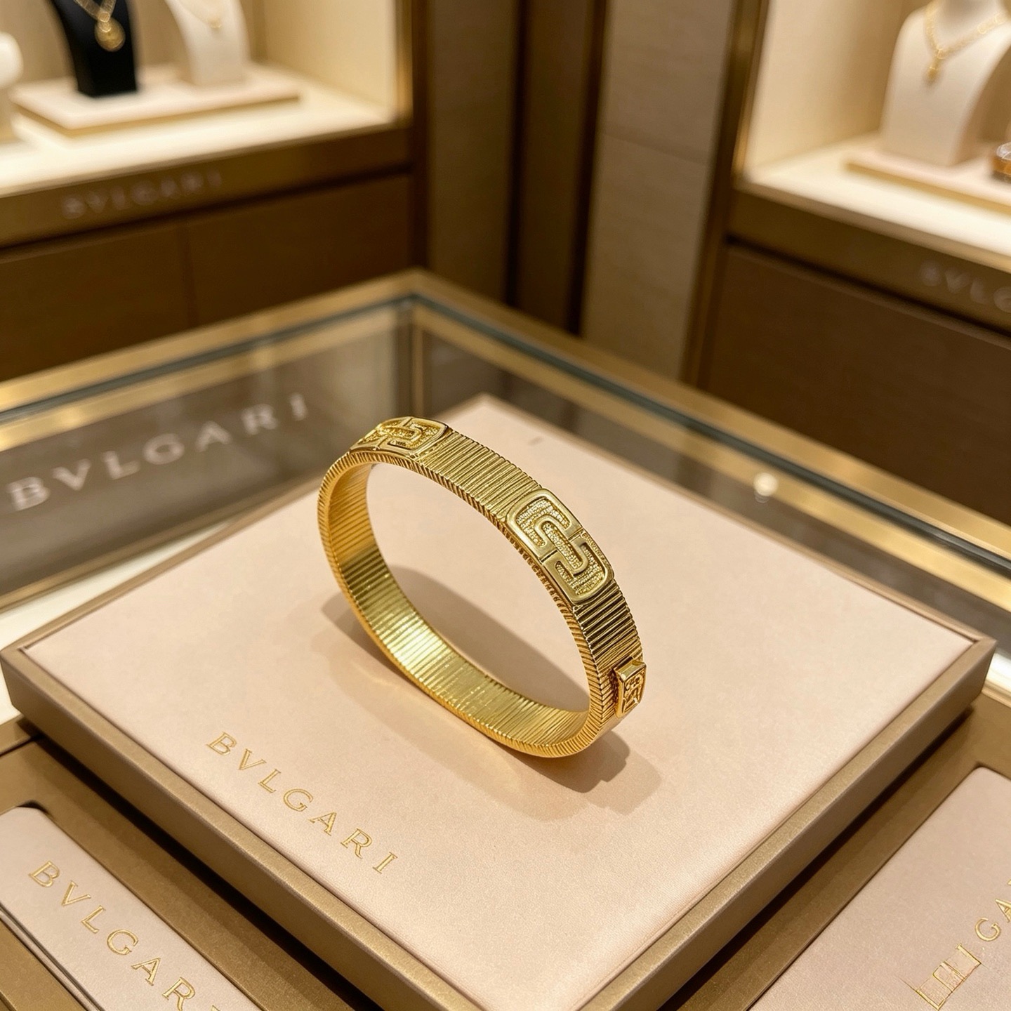 NO:896342,Batch. Bvlgari bracelet Serpenti Viper series paper clip bracelet, made of V gold, perfectly and carefully polished, and perfectly fits the metal edge!  Full of temptation and charming sensibility, the paper clip is bright and luxurious, showing unparalleled beauty and power, giving you a new look, interpreting the inherent multi-faceted characteristics of the snake, spreading and bending, showing its elegant and seductive beauty!  ,boutique jewelry,bvlgari,bracelet19860909批.宝格丽手镯Serpenti Viper系列回形针手镯,V金材质 完美精心打磨,与金属边完美契合！充满诱惑和迷人的感性,回形针璀璨奢华,呈现出中无与伦比的美感与力量,给你一个全新的面貌,诠释灵蛇固有的多面特质,蔓延弯曲,尽显其高雅而极具诱惑的美丽！,饰品精品,bvlgari,bracelet,Jewelry