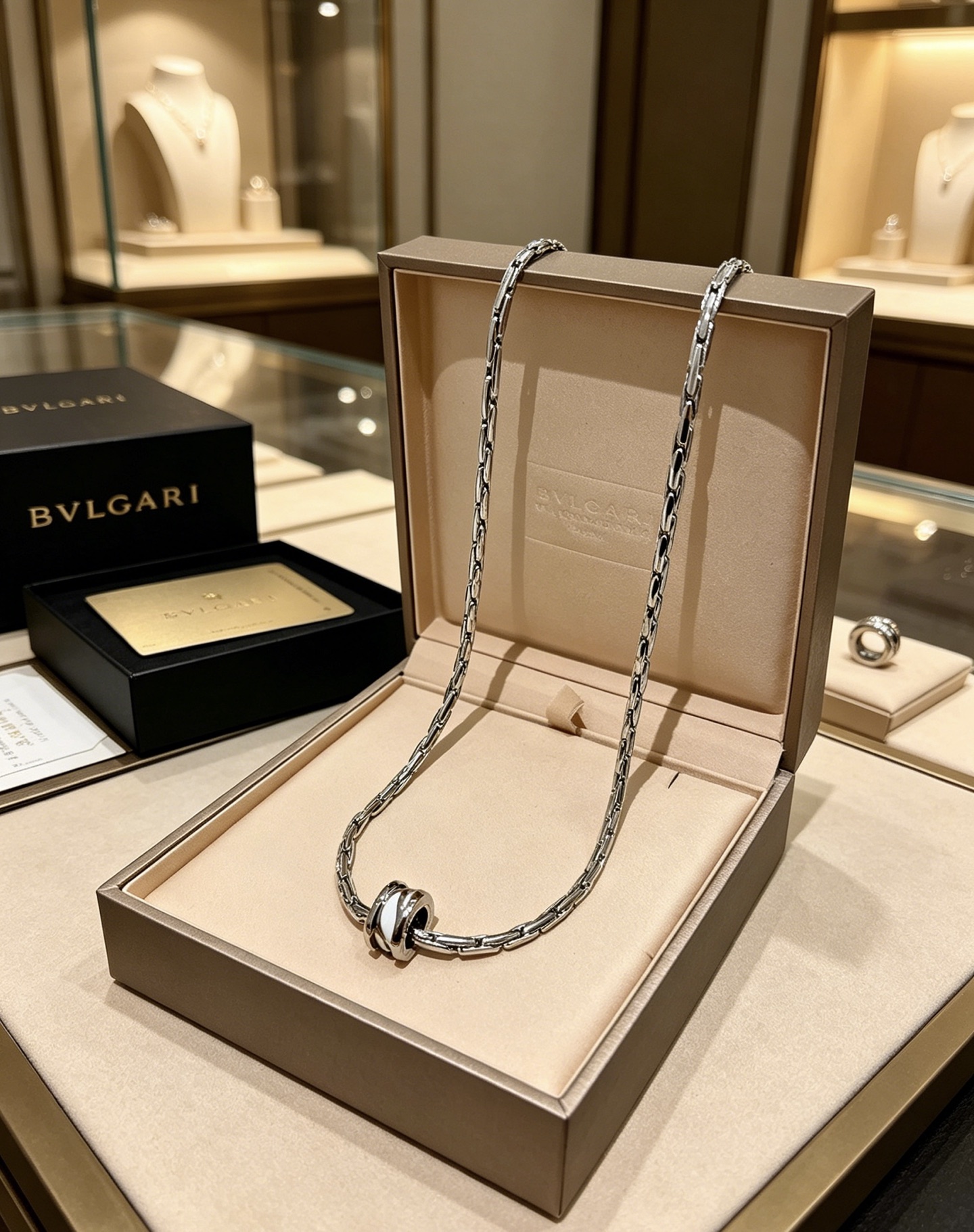 NO:896348,Batch Bulgari necklace V gold material BVLGARI BVLGARI DIVAS' DREAM series The appearance is perfect, the details are invincible, the unique color is completely impeccable, and it is decorated with a classic ring shape design, which is simple yet elegant and eye-catching. The combination of V gold is more elegant, and the upper body is elegant and attractive. The same style for men and women. Bulgari necklaces come and go, fine jewelry, bottega veneta, bvlgari, bvlgari, necklace19860909批 宝格丽项链V金材质 BVLGARI宝格丽 DIVAS‘ DREAM 系列 品相完美,细节无敌,那种独特的色泽完全无可挑剔,再缀以经典指环外形设计,简约之余却又优雅夺目,V金的组合更显气色,上身雅致动人.男女同款 宝格丽项链时来运转,饰品精品,bottega veneta,bvlgari,bvlgari,necklace,Jewelry