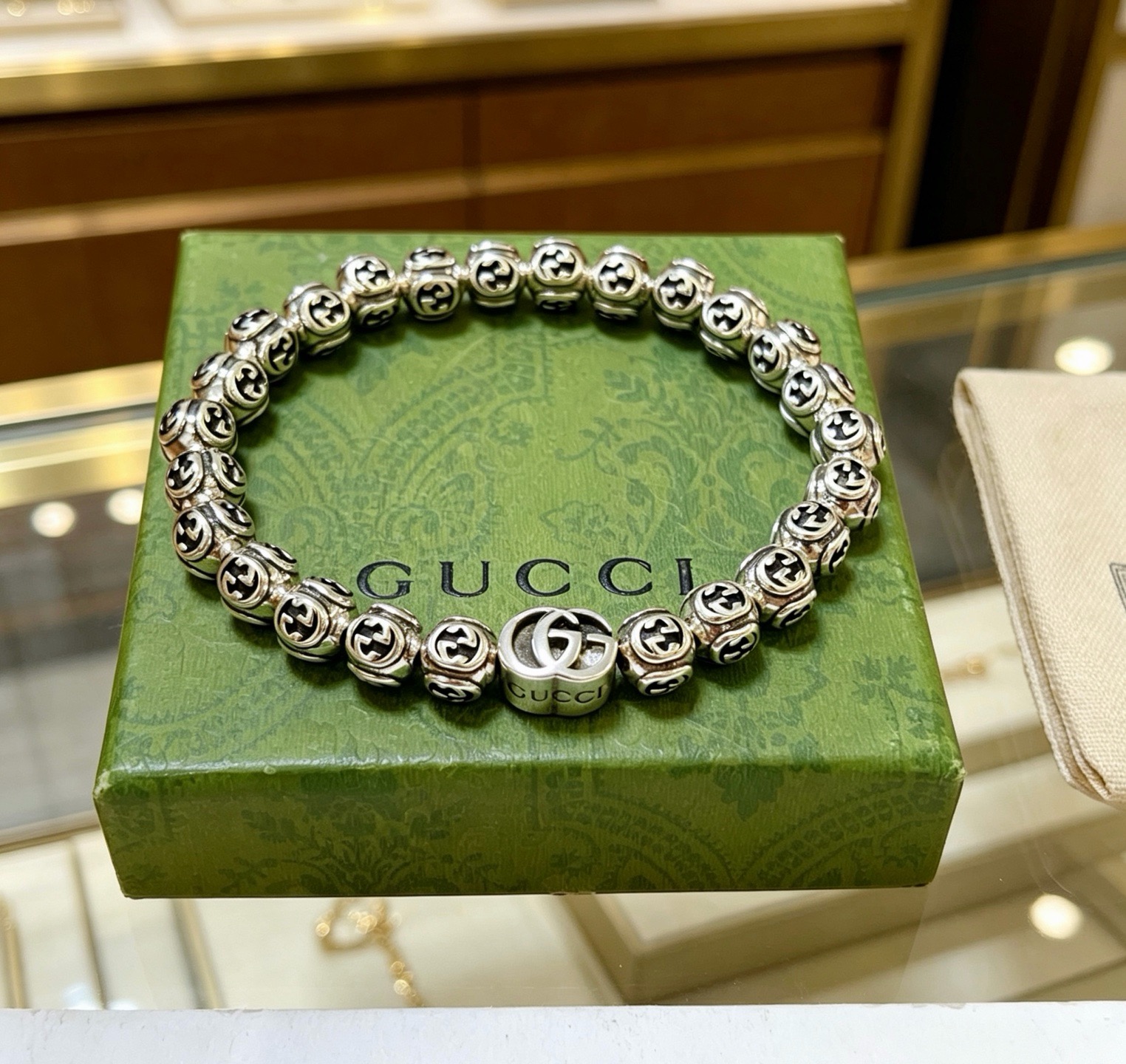 NO:896360,Batch Gucci bracelets for men and women. The latest bracelets are of higher quality. Anger Forest series double-g bracelets of the same style for celebrities. Size: 16-24 cm. Don’t compare with the lower versions on the market. This one has a heavy texture. The details are distressed. It is not a bright version on the market. It is not a common one on the market. This one has been coming out. The best-selling model in Gucci. It is very good to match clothes, high-quality jewelry, gucci, and bracelets.19860909批 古驰手链男女同款 最新款手链档次更高明星同款Anger Forest系列双g手链 尺寸:16-24厘米 别拿市面上低版本做对比 这款是有质感沉感的 细节对版做旧处理 非市面亮面版型 非市面普通做这款一直在出 古驰里面热卖款 非常好搭配衣服,饰品精品,gucci,bracelet,Jewelry