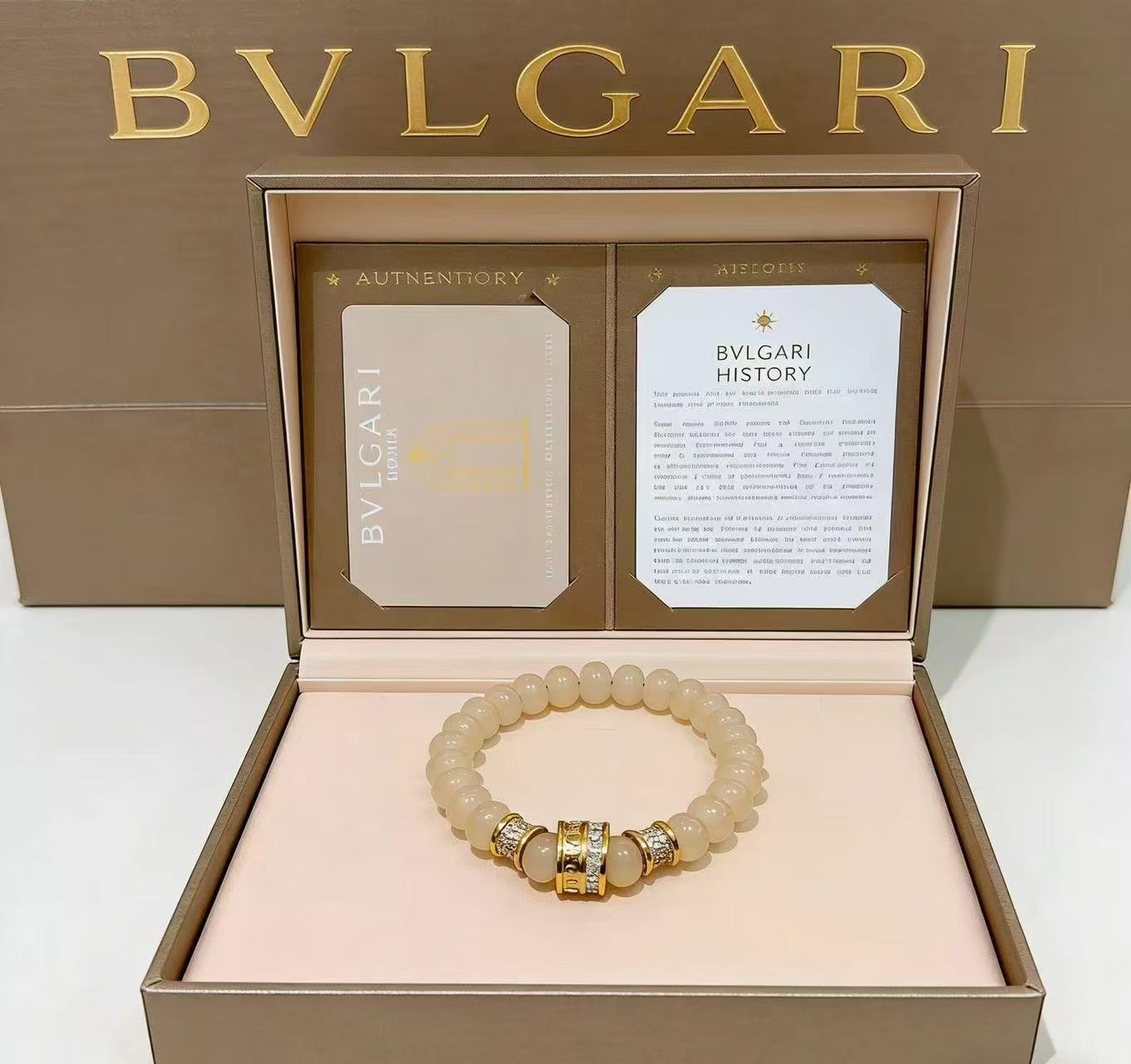 NO:896376,Batch. Bvlgari bracelet V gold material BVLGARI DIVAS' DREAM series natural stone. Perfect appearance, unparalleled details. The unique color is completely impeccable. It is decorated with a classic ring shape design. It is simple yet elegant and eye-catching. The V gold pure handmade combination is more elegant and elegant. Same style for men and women. Bvlgari bracelet size: 18 20 22 24 cm, boutique jewelry, bottega  veneta,bvlgari,bvlgari,bracelet19860909批.宝格丽手链V金材质 BVLGARI宝格丽 DIVAS‘ DREAM 系列 天然石 品相完美,细节无敌,那种独特的色泽完全无可挑剔,再缀以经典指环外形设计,简约之余却又优雅夺目,V金纯手工的组合更显气色,上手雅致动人.男女同款 宝格丽手链尺寸:18 20 22 24厘米,饰品精品,bottega veneta,bvlgari,bvlgari,bracelet,Jewelry