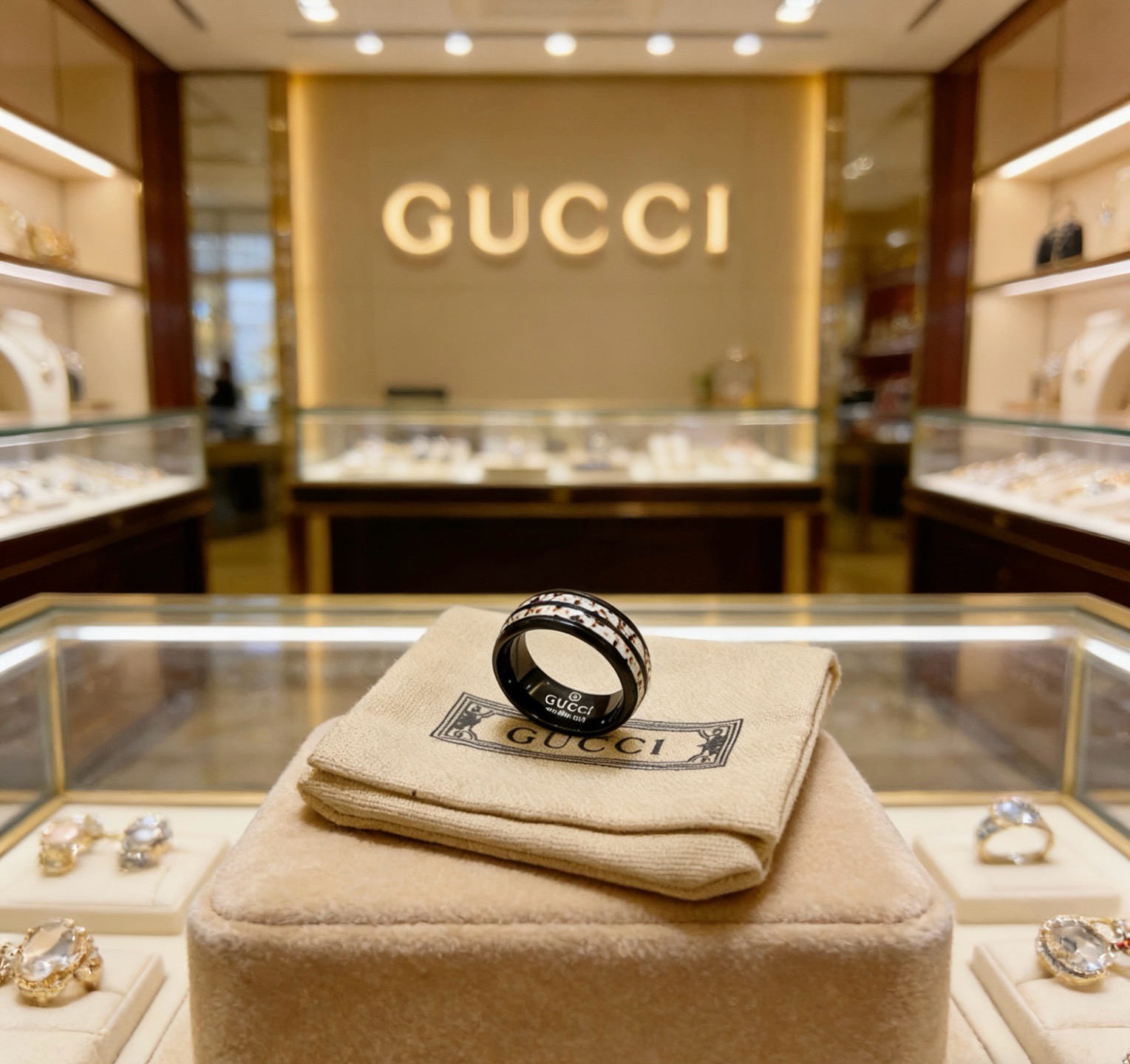 NO:896385,Batch. The latest style of Gucci ring is of higher quality. The same style as the star's Anger Forest series v gold texture double G. Pure handmade craftsmanship. Gucci ring. Detail matching is purely handmade. Non-market glossy version. This one has been out. The best-selling model in Gucci. Very good to match with trendy clothes. The size is 6 7 8 9 10 11. Couple rings of the same style for men and women, jewelry boutique, gucci, ring19860909批.古驰戒指最新款款式档次更高明星同款Anger Forest系列v金质感双G纯手工制作工艺 古驰戒指 细节对版纯手工处理 非市面亮面版型 这款一直在出 古驰里面热卖款 非常好搭配潮流衣服码数美6 7 8 9 10 11 男女同款情侣戒指,饰品精品,gucci,ring,Jewelry