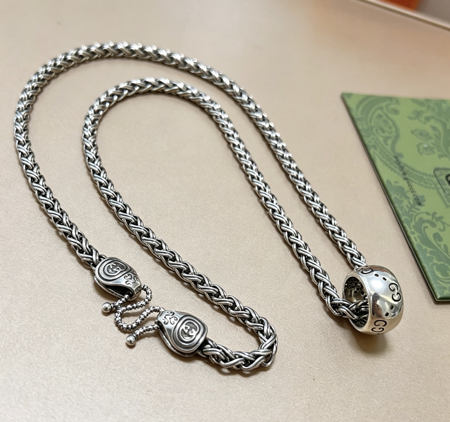 NO:896409,Batch, do not explode, do not post, Douyin is the first choice for Internet celebrities to bring goods. The latest chain of Gucci necklaces is of higher quality. The same style as the Anger Forest series double G retro Gucci necklace for celebrities. It makes high-end clothes more elegant. It has more brand and personality when going out. The details are distressed. The non-market glossy version. This one has been released. It is a best-selling model in Gucci. It is very easy to match, fine jewelry, gucci, necklace.19860909批  不爆不发 抖音带货网红首选 古驰项链最新款链条档次更高明星同款Anger Forest系列双g复古古驰项链 让高档的衣服搭配更有气质 出去更有牌面和个性 细节对版做旧处理 非市面亮面版型 这款一直在出 古驰里面热卖款 非常好搭配,饰品精品,gucci,necklace,Jewelry