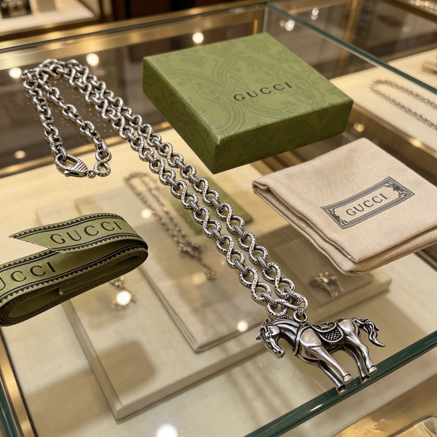 NO:896412,Batch, it’s so handsome. The latest chain of Gucci necklace is of higher quality. It’s the same classic model for celebrities. The Anger Forest series double G Gucci necklace. The details are distressed. The glossy version is not available in the market. This model has been on the market. It is a best-selling model in Gucci. It goes well with trendy clothes, high-quality jewelry, gucci, and necklaces.19860909批 太帅啦 古驰项链最新款链条档次更高明星同款经典款Anger Forest系列双G古驰项链 细节对版做旧处理 非市面亮面版型 这款一直在出 古驰里面热卖款 非常好搭配潮流衣服,饰品精品,gucci,necklace,Jewelry