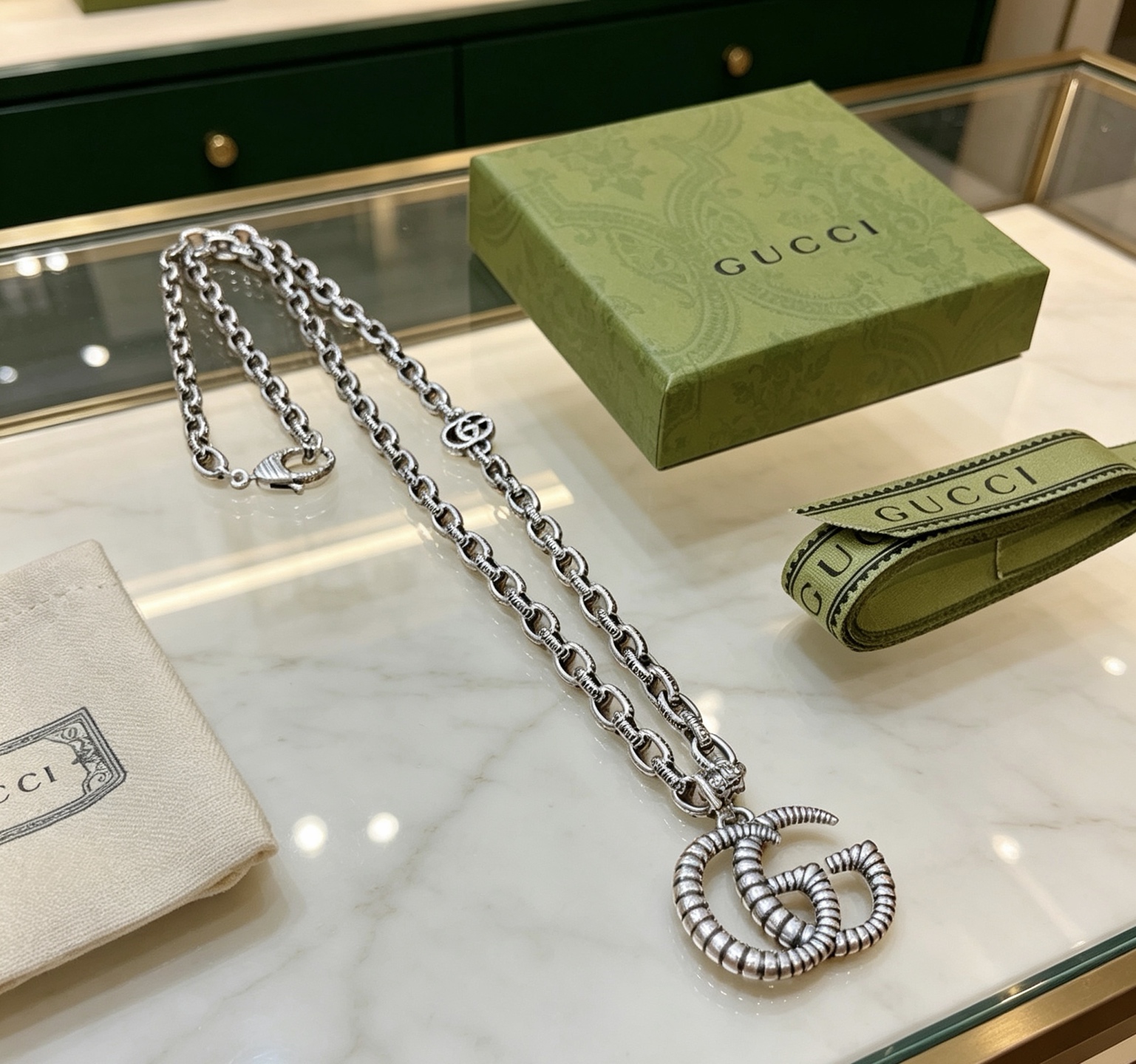 NO:896411,The latest Gucci necklace has a higher grade. The same style as the star Anger Forest series double G classic necklace. European and American fashion casual style series Gucci series retro silver necklace. The chain length is 60 cm. The length can be changed. The details are distressed. The shiny version is not available in the market. This one has been out. It is a best-selling model in Gucci. It goes well with trendy clothes, fine jewelry, gucci, and necklace.19860909批古驰项链最新款链条档次更高明星同款Anger Forest系列双G经典款项链欧美时尚休闲风系列古驰系列复古银项链 链长60厘米可改长度 细节对版做旧处理 非市面亮面版型 这款一直在出 古驰里面热卖款 非常好搭配潮流衣服,饰品精品,gucci,necklace,Jewelry